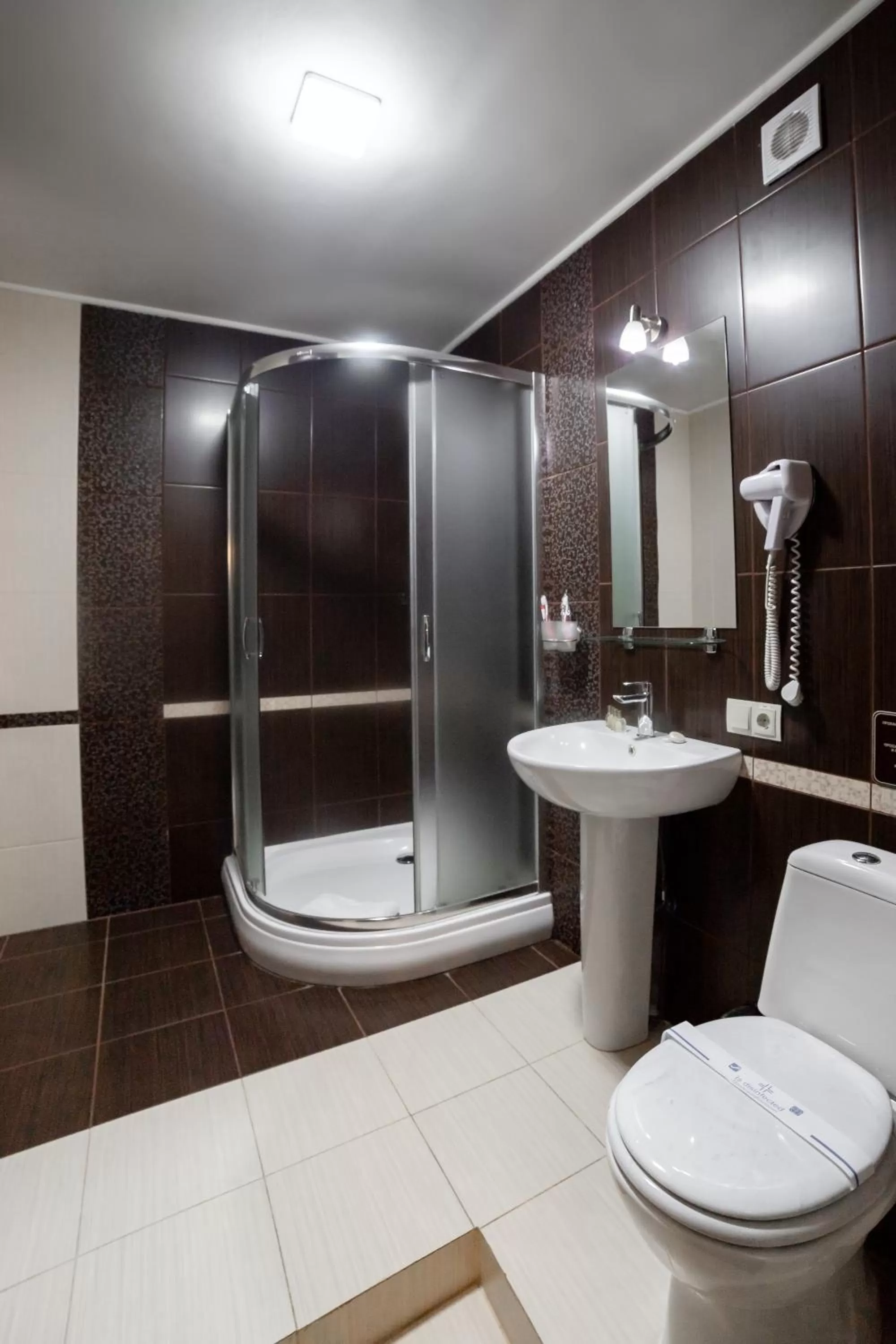 Shower, Bathroom in Wellland Hotel