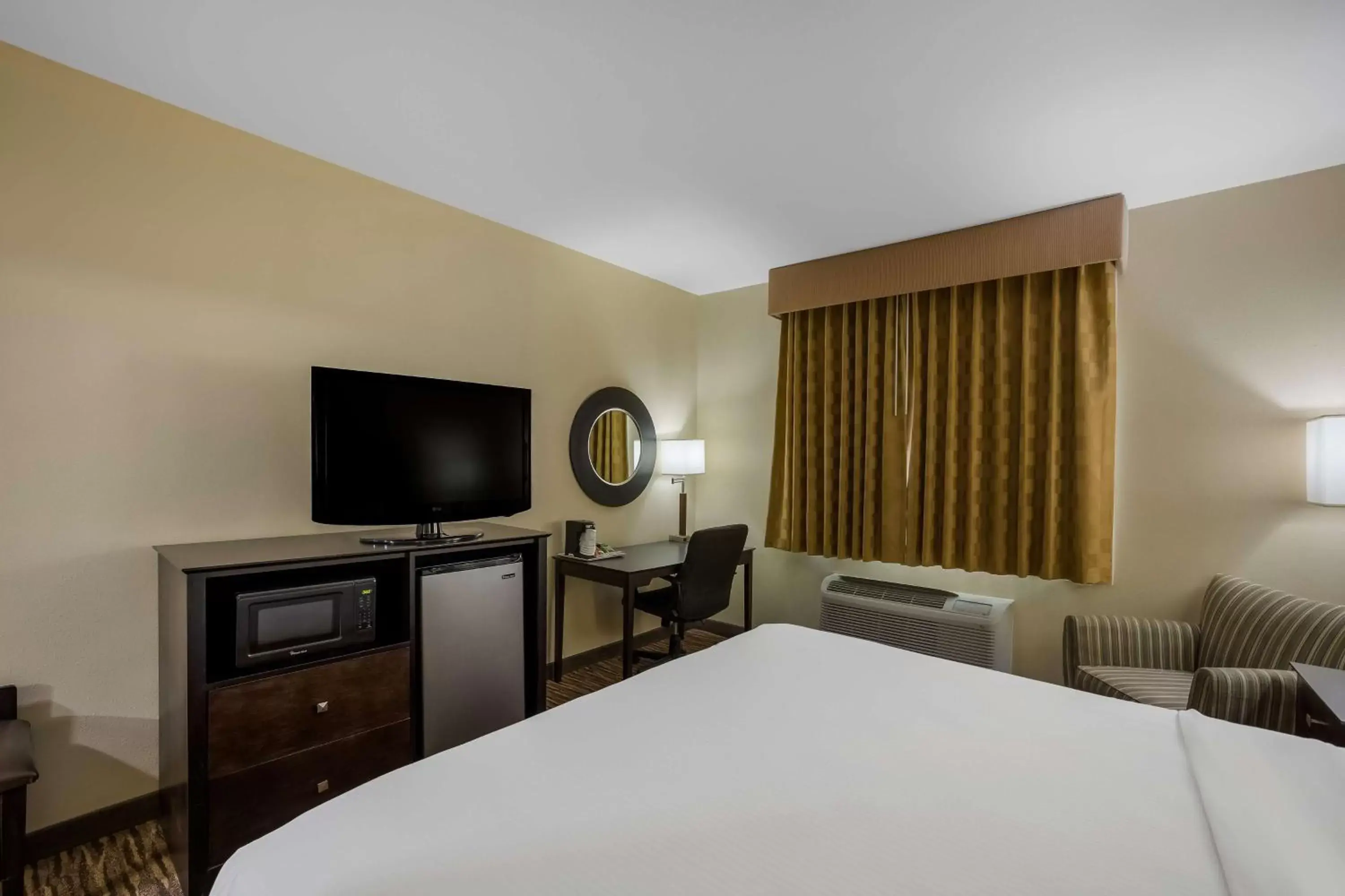 Bedroom, Bed in Best Western Gold Poppy Inn Bedroom, Bed in Best Western Gold Poppy Inn