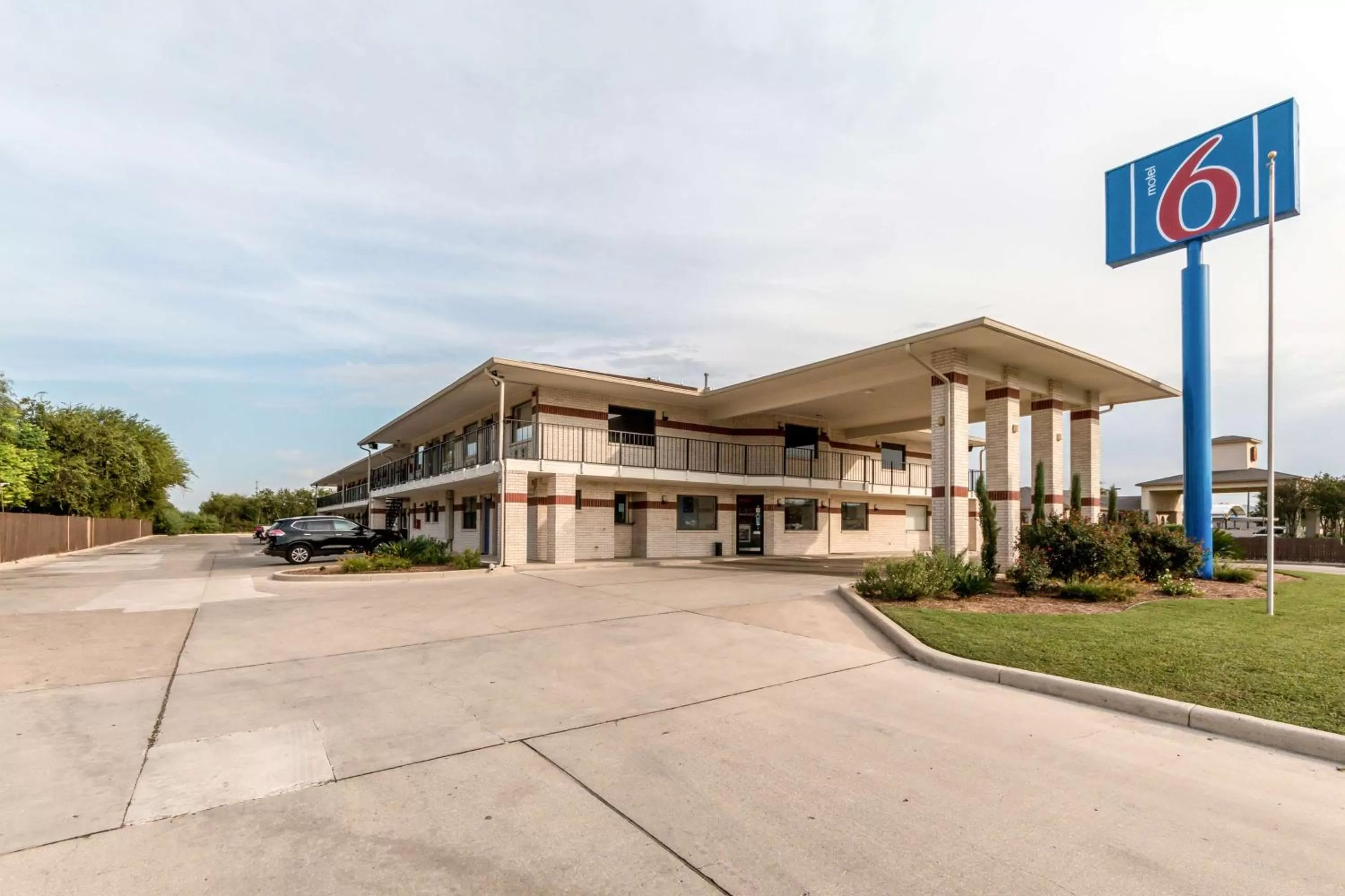 Property building in Motel 6-San Antonio, TX - South WW White Rd