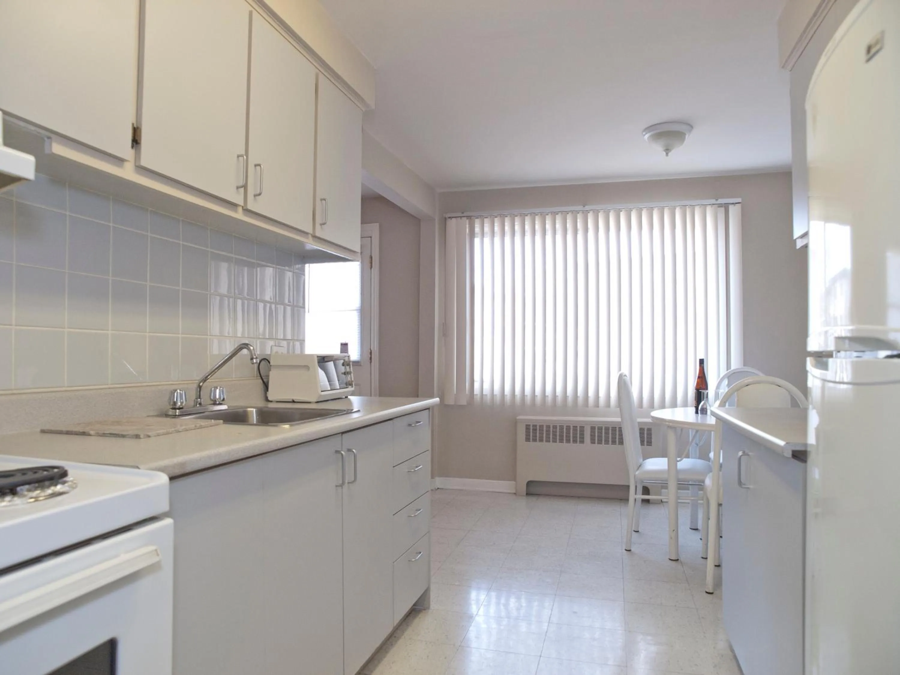 Kitchen or kitchenette in Beausejour Hotel Apartments/Hotel Dorval