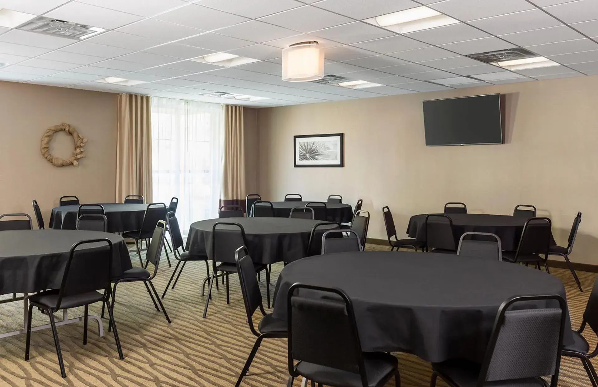 Business facilities, Restaurant/Places to Eat in Comfort Suites Hartville-North Canton