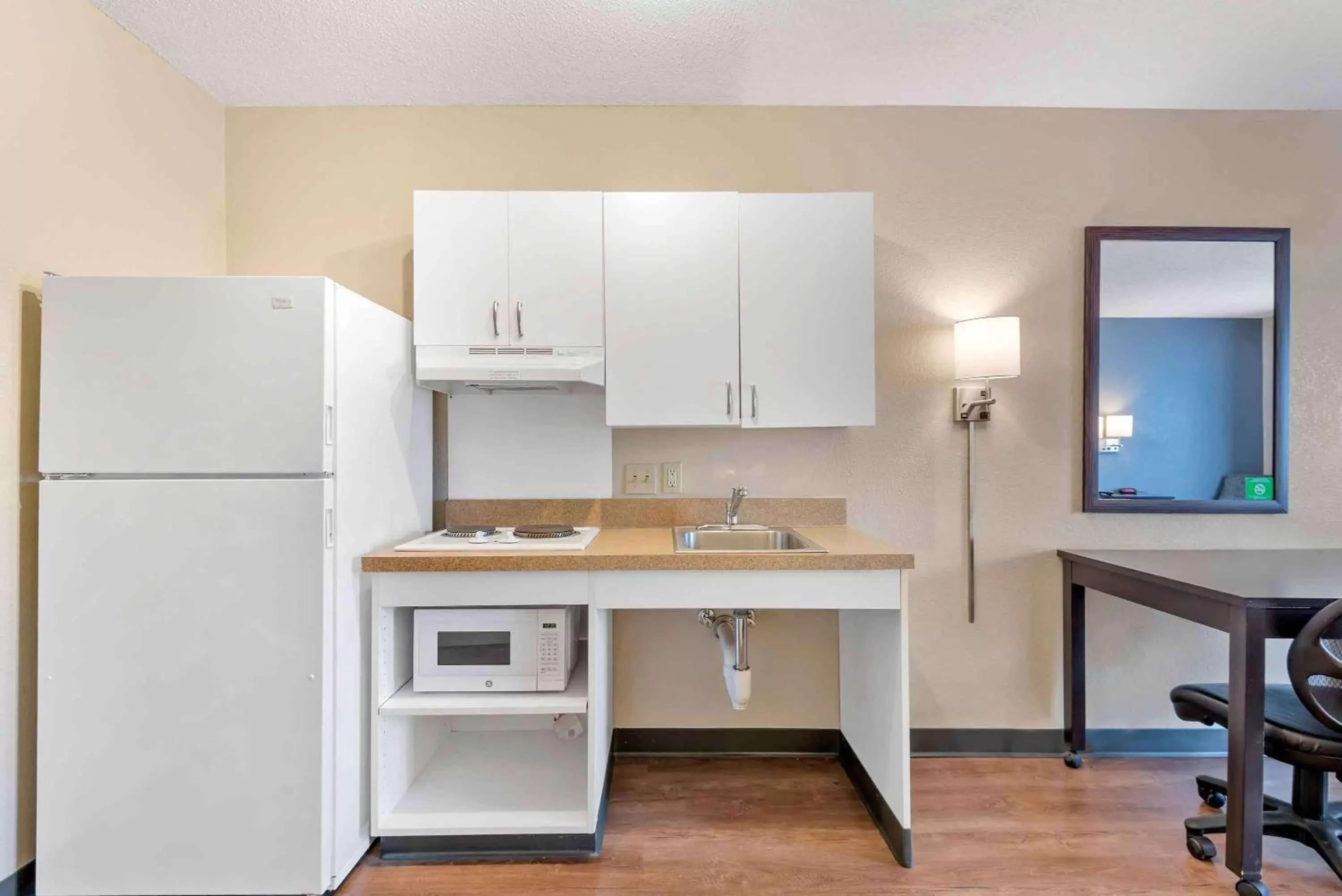Bedroom, Kitchen/Kitchenette in Extended Stay America Suites - Pleasanton - Chabot Dr