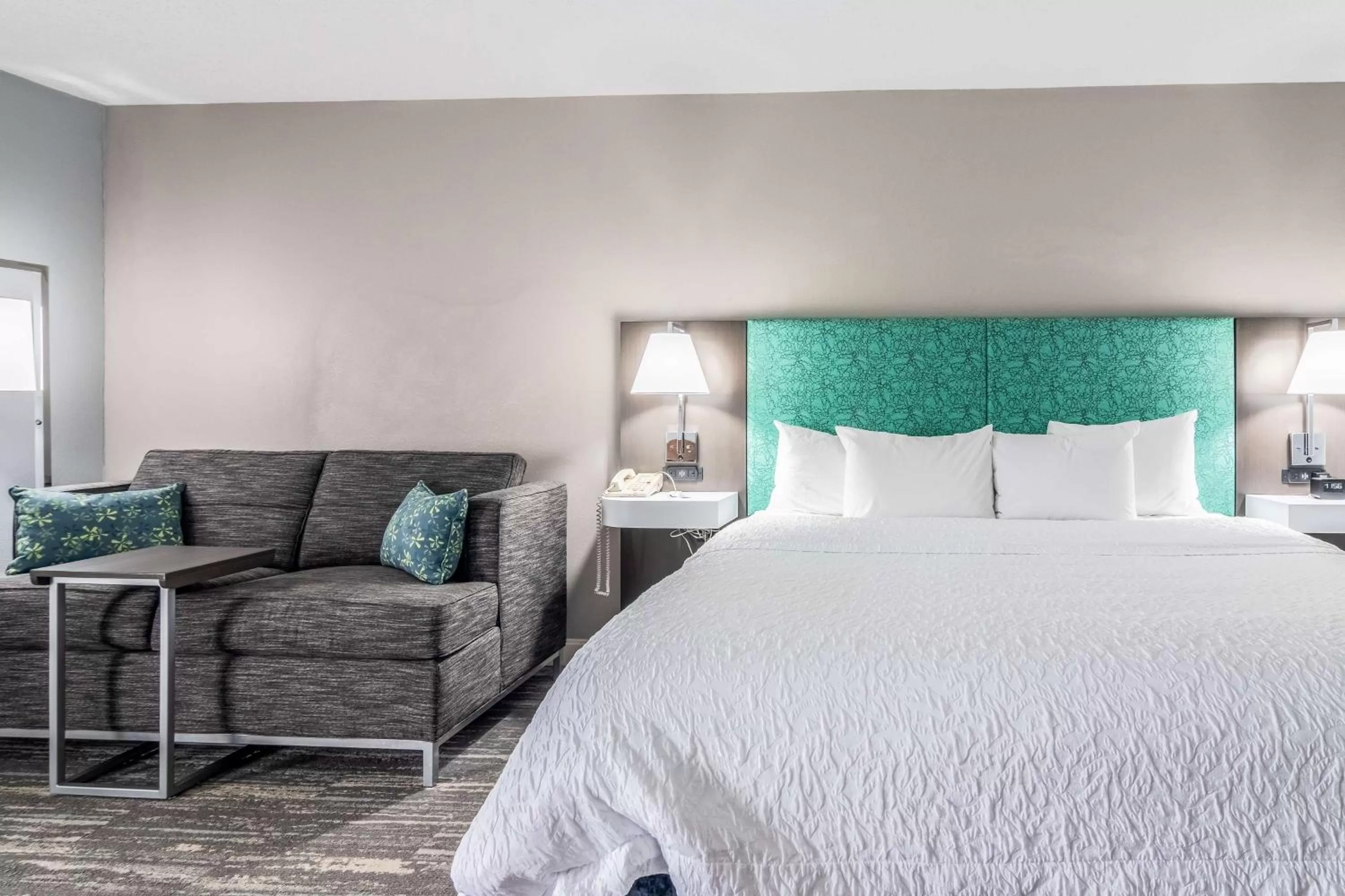 Living room, Bed in Hampton Inn Youngstown-North