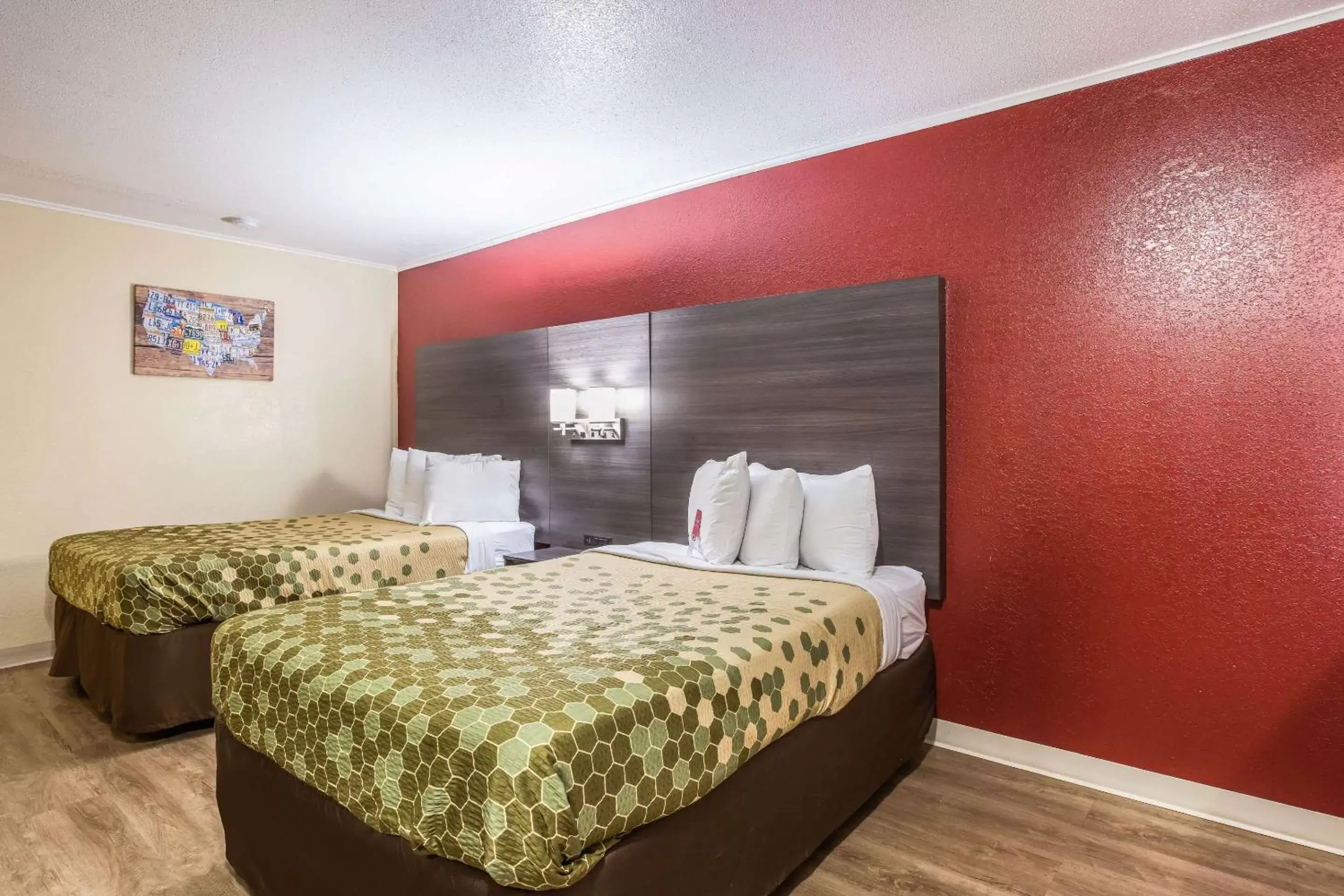 Photo of the whole room, Bed in Econo Lodge Garden City