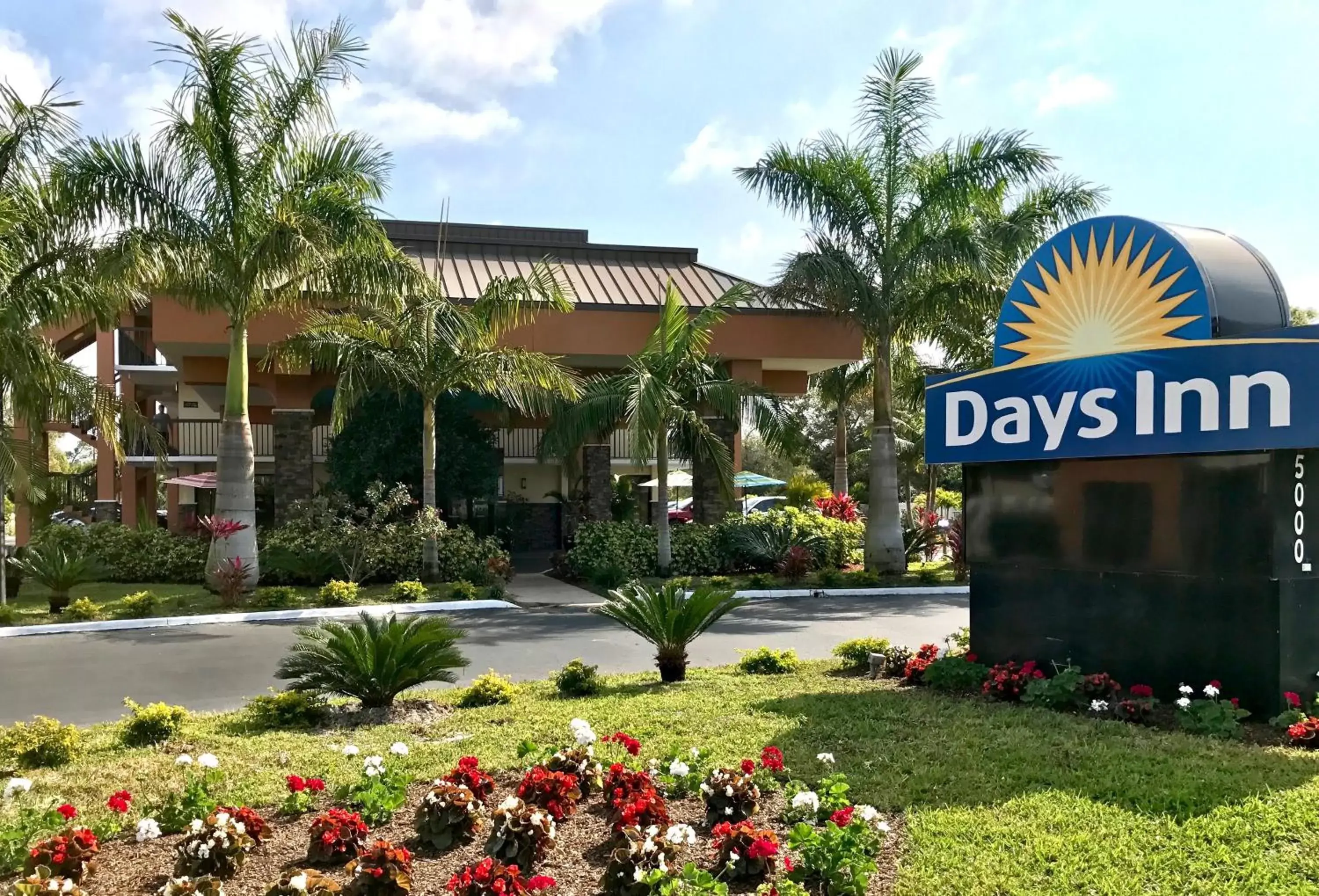Facade/entrance in Days Inn by Wyndham Sarasota Bay