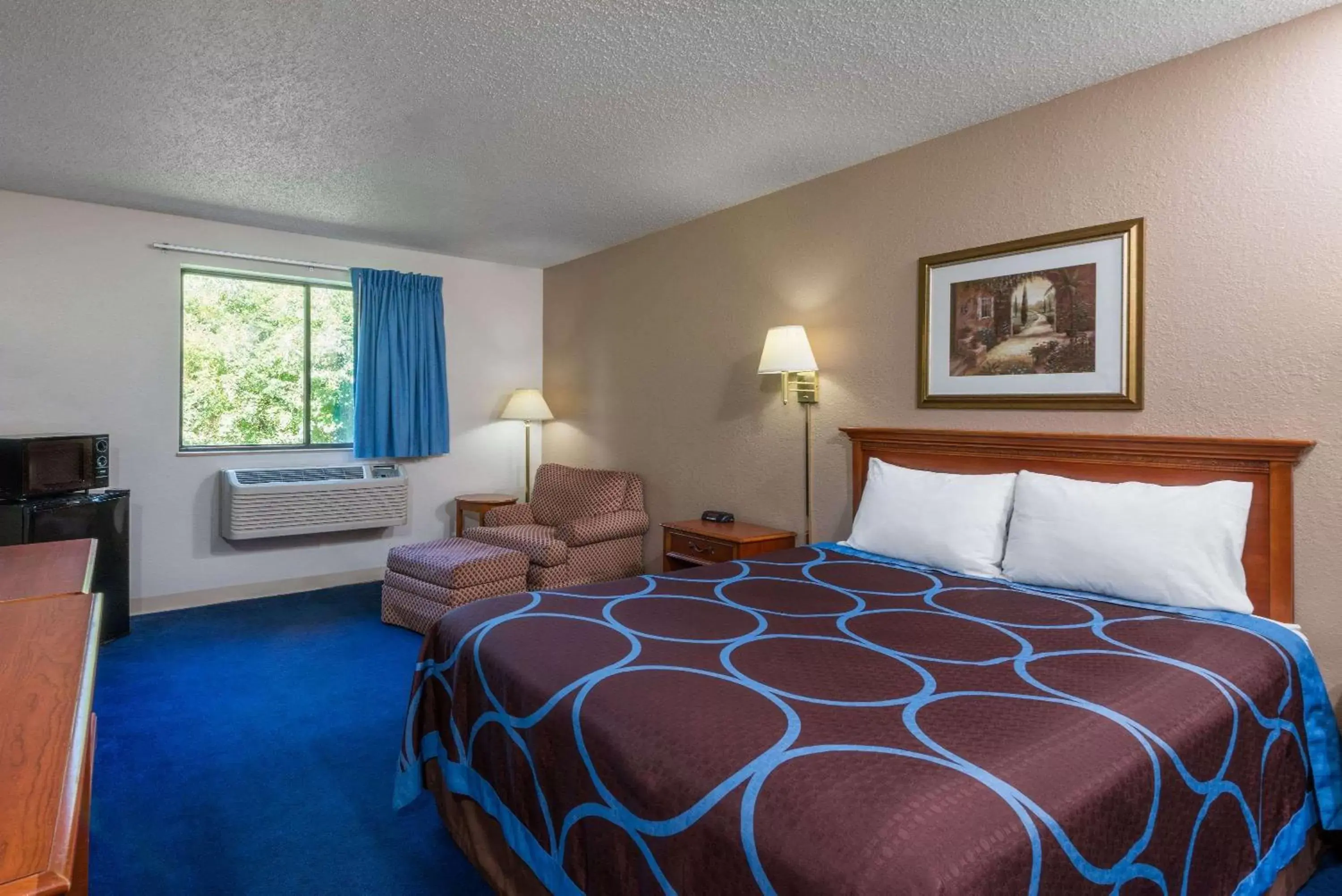 Photo of the whole room, Bed in Super 8 by Wyndham Delmont