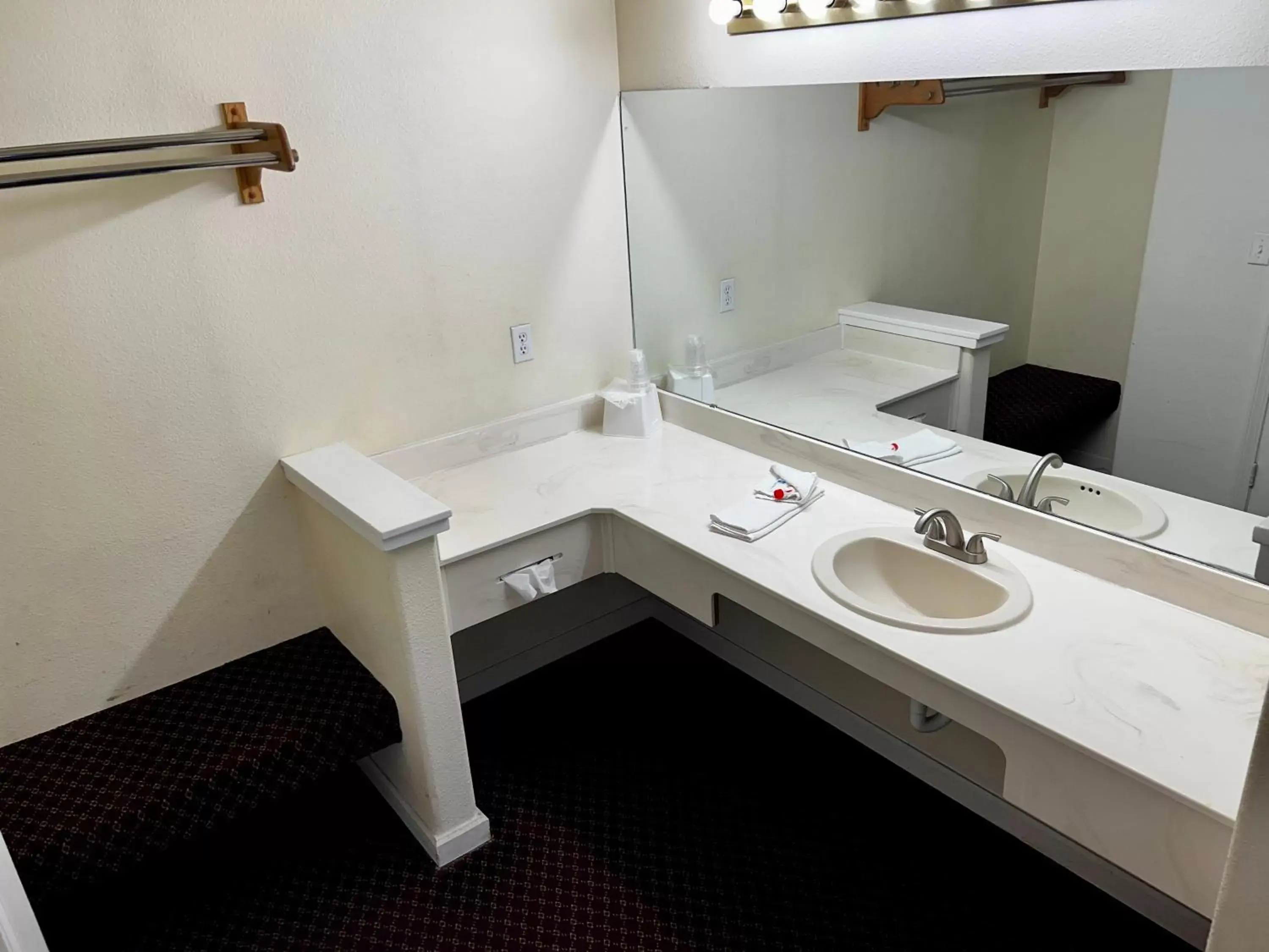 Bathroom in Rodeway Inn - Santa Fe Inn