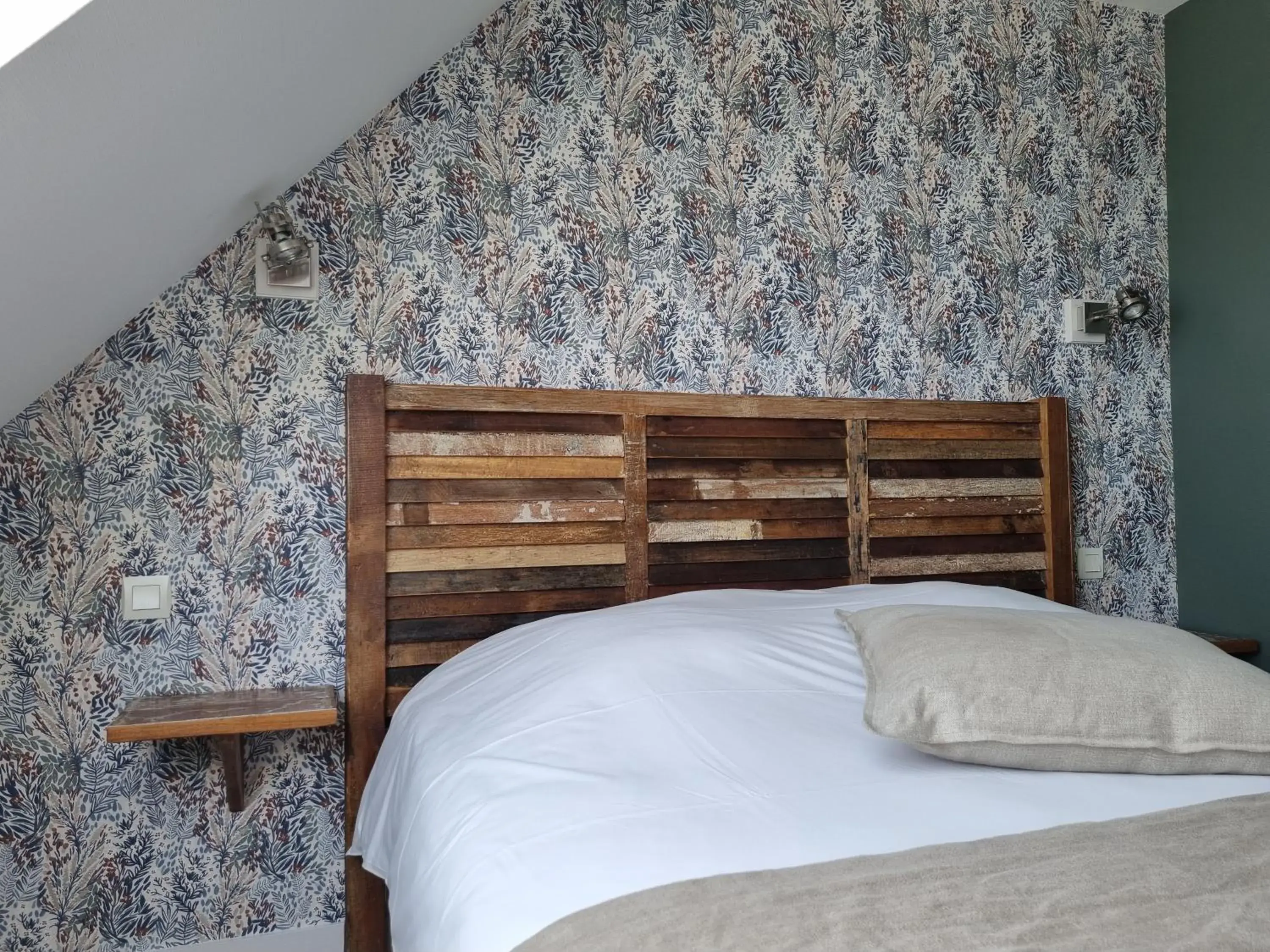 Bathroom, Bed in Hôtel Vauban