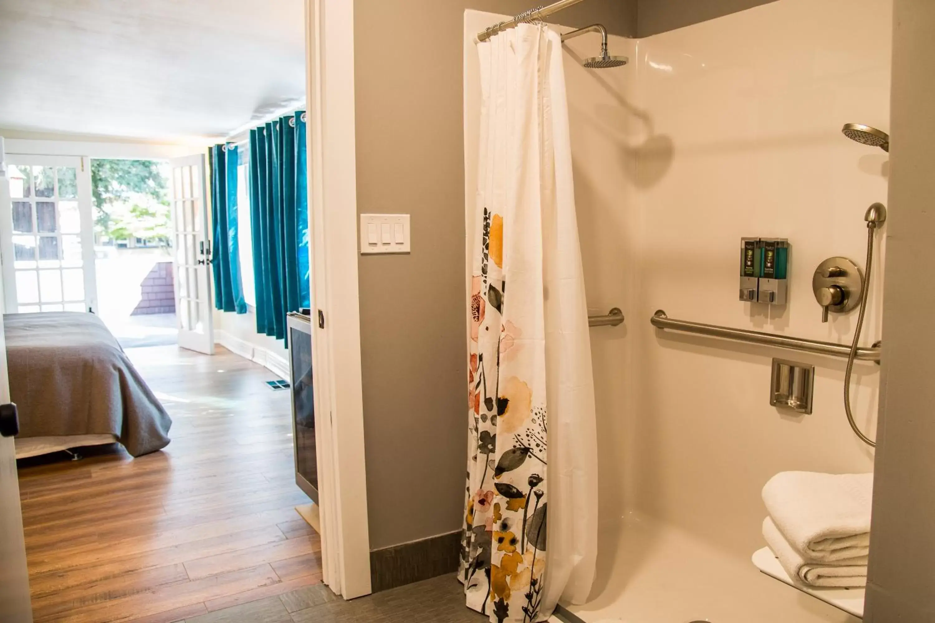 Shower, Bathroom in Cedar Gables Inn