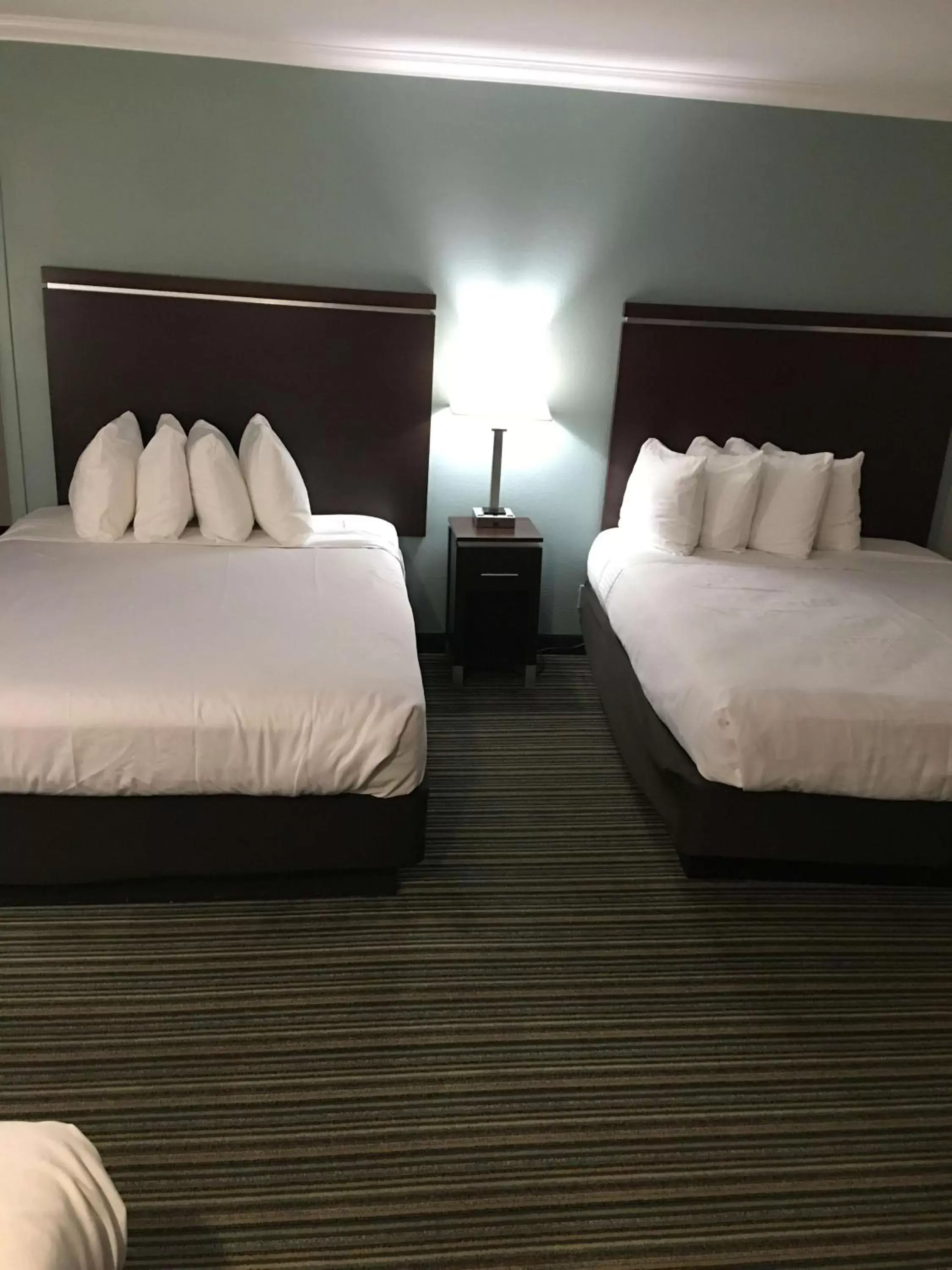 Bedroom, Bed in Best Western Courtesy Inn - Anaheim Park Hotel