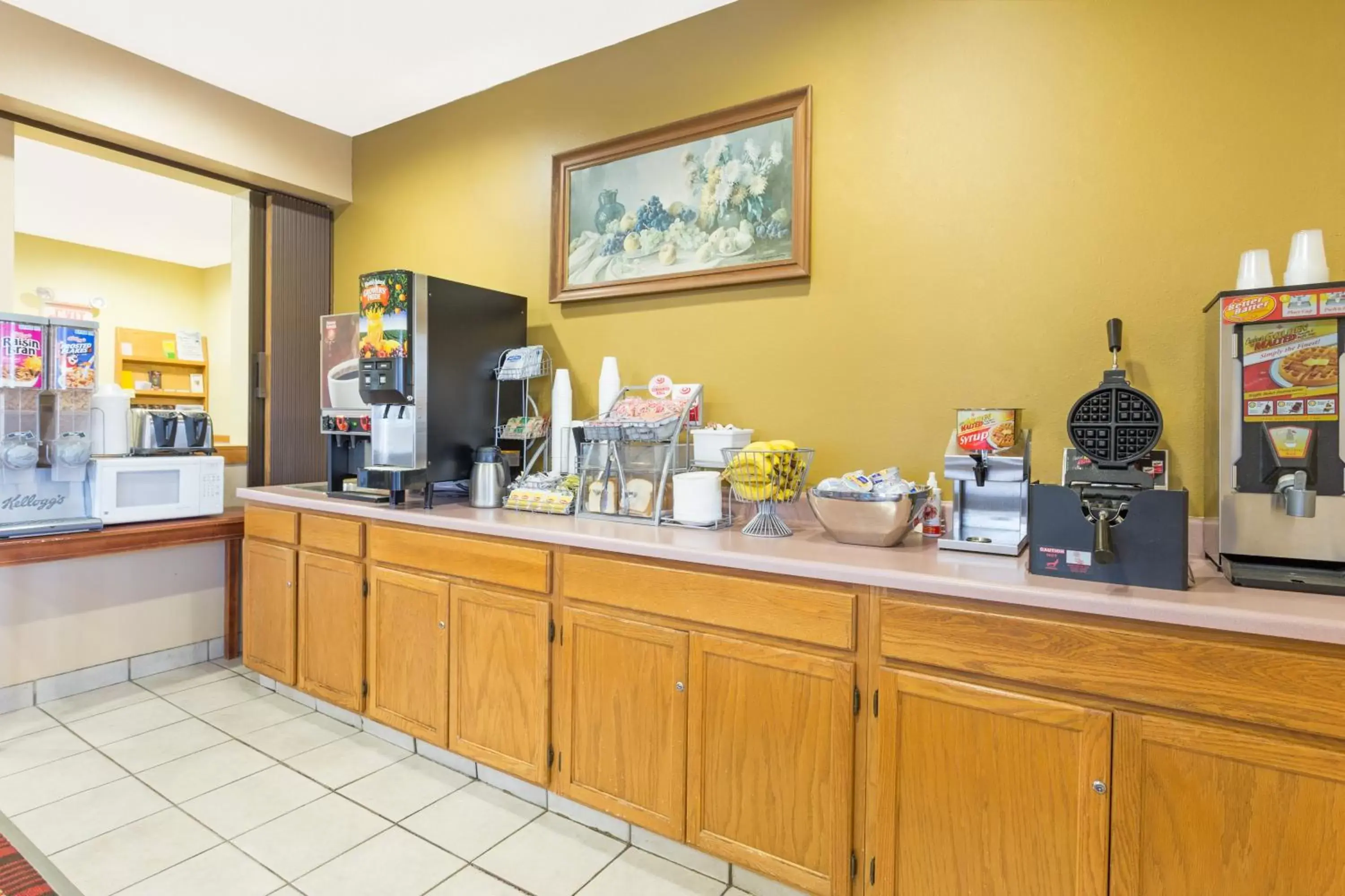 Coffee/tea facilities in Super 8 by Wyndham Osage