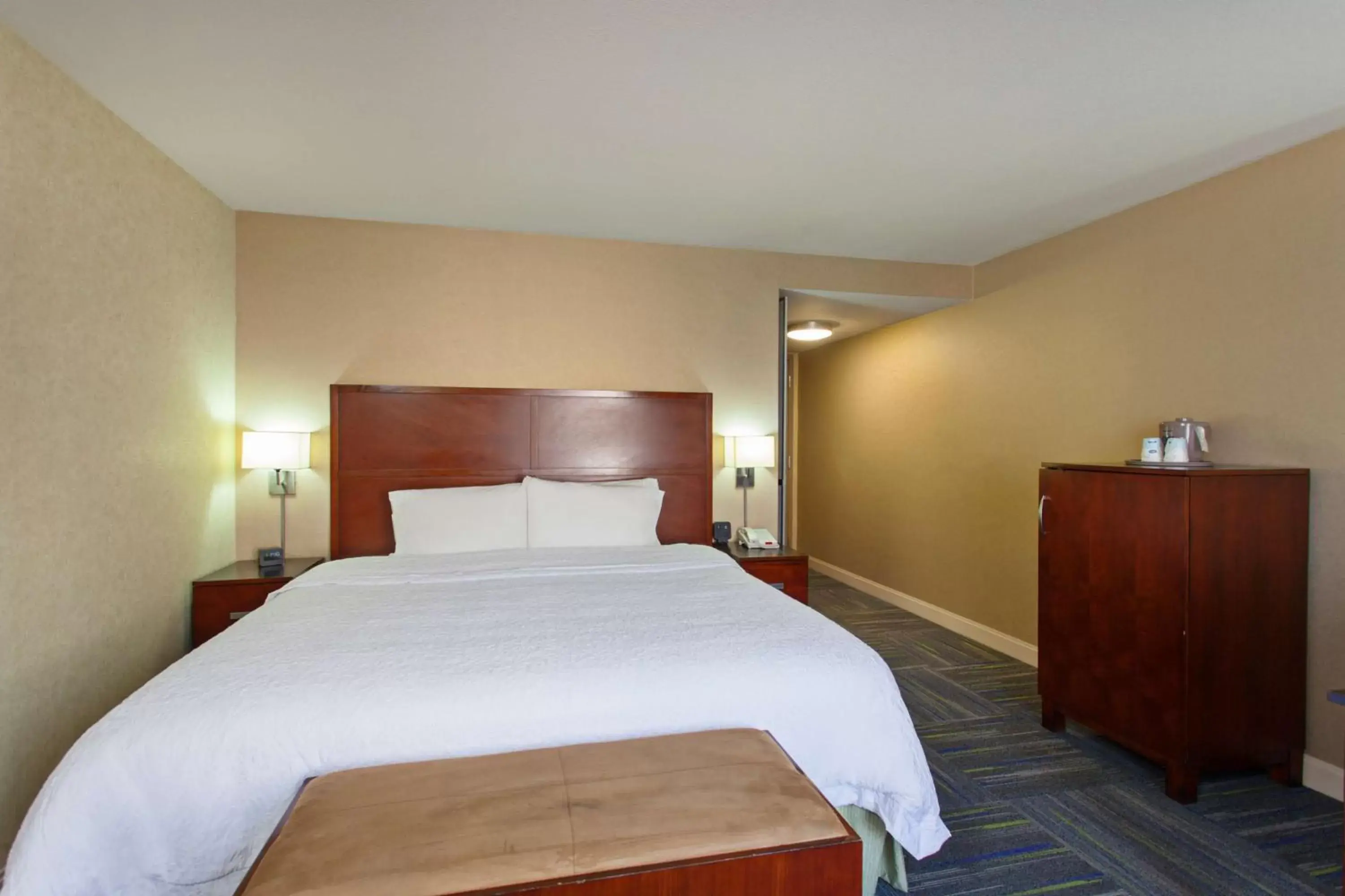 Bed in Hampton Inn and Suites Merced