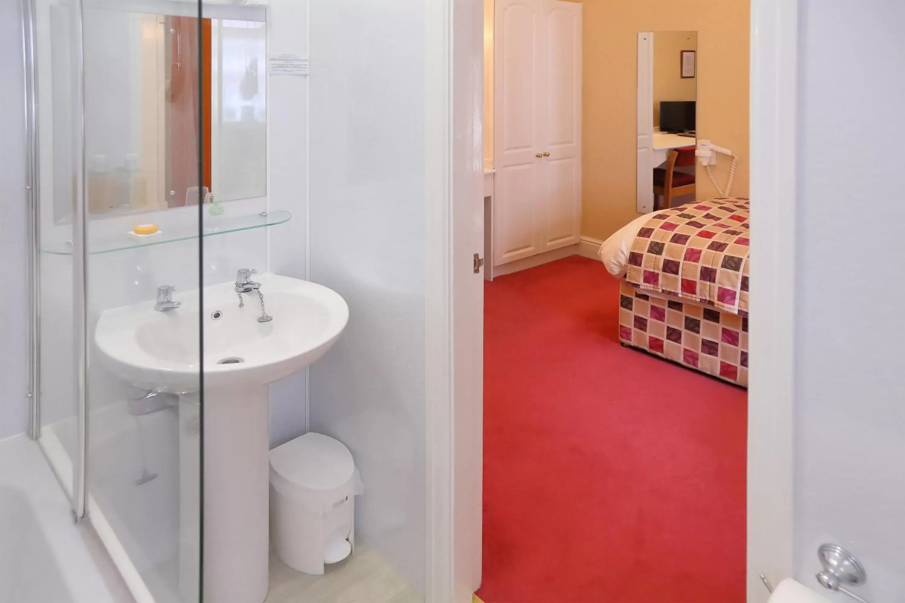 Bed, Bathroom in Saxonville Hotel