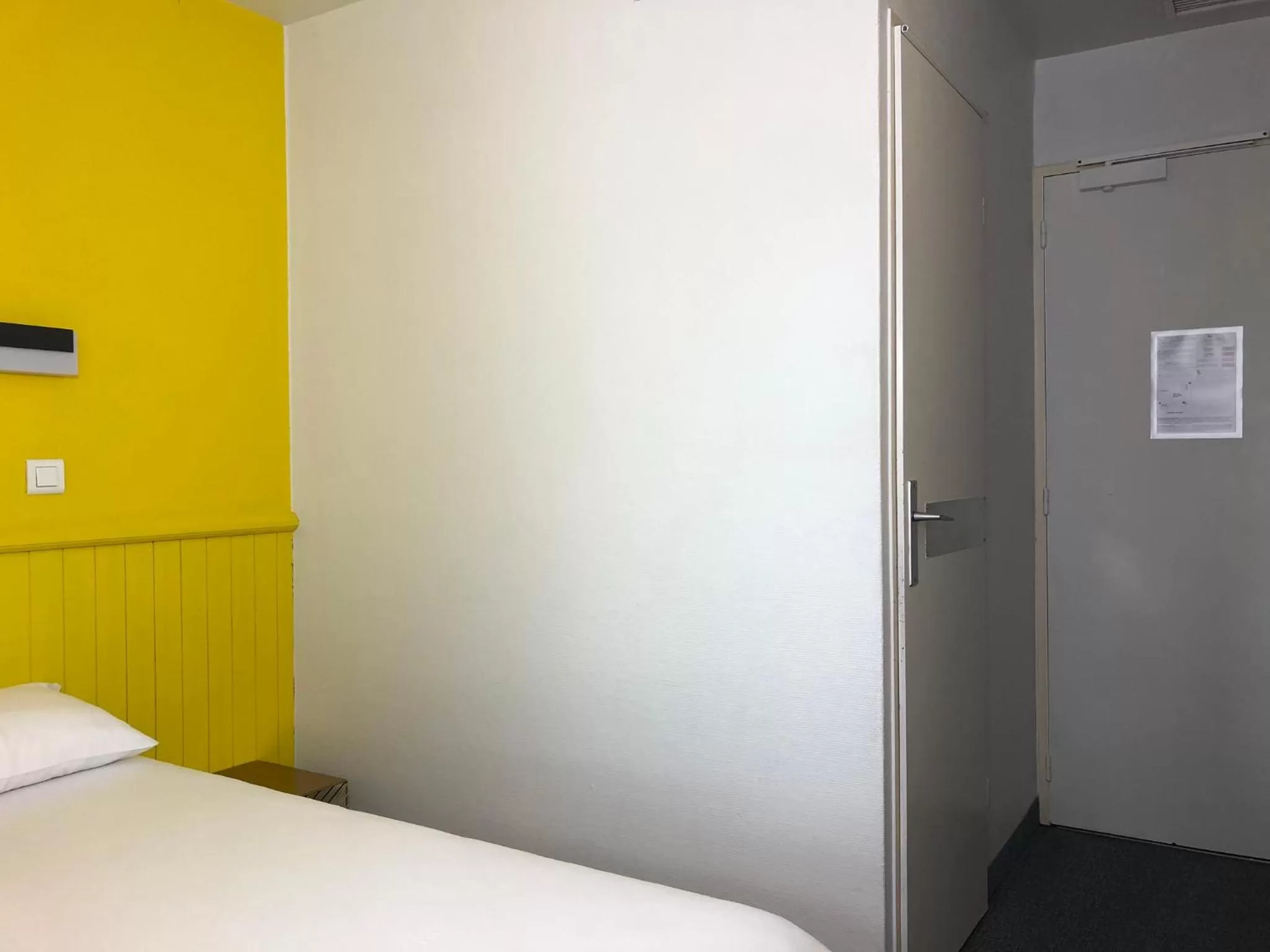 Bedroom, Bed in HALT HOTEL - Choisissez l'Hôtellerie Indépendante