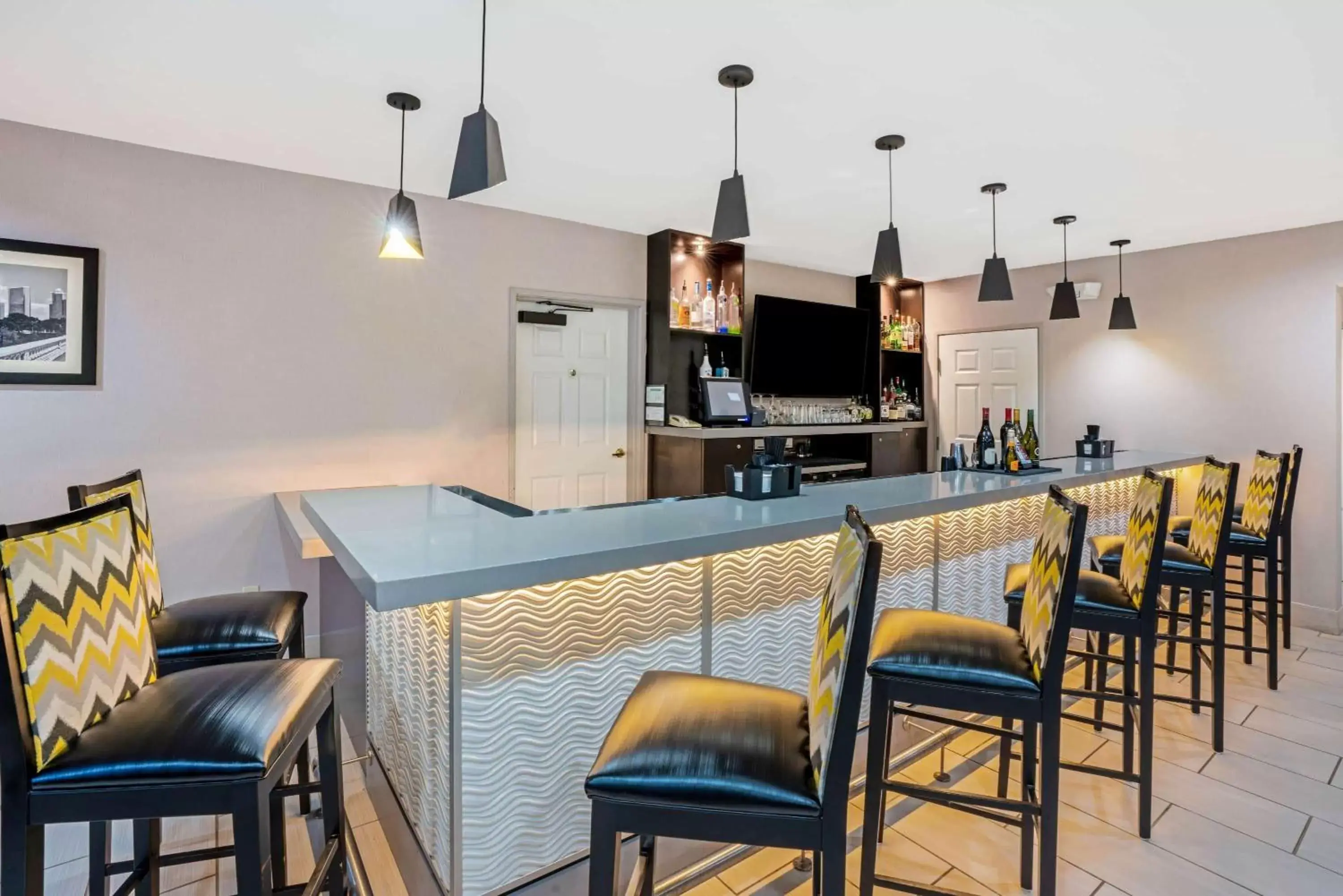 Lounge or bar, Kitchen/Kitchenette in La Quinta by Wyndham Houston North-Spring