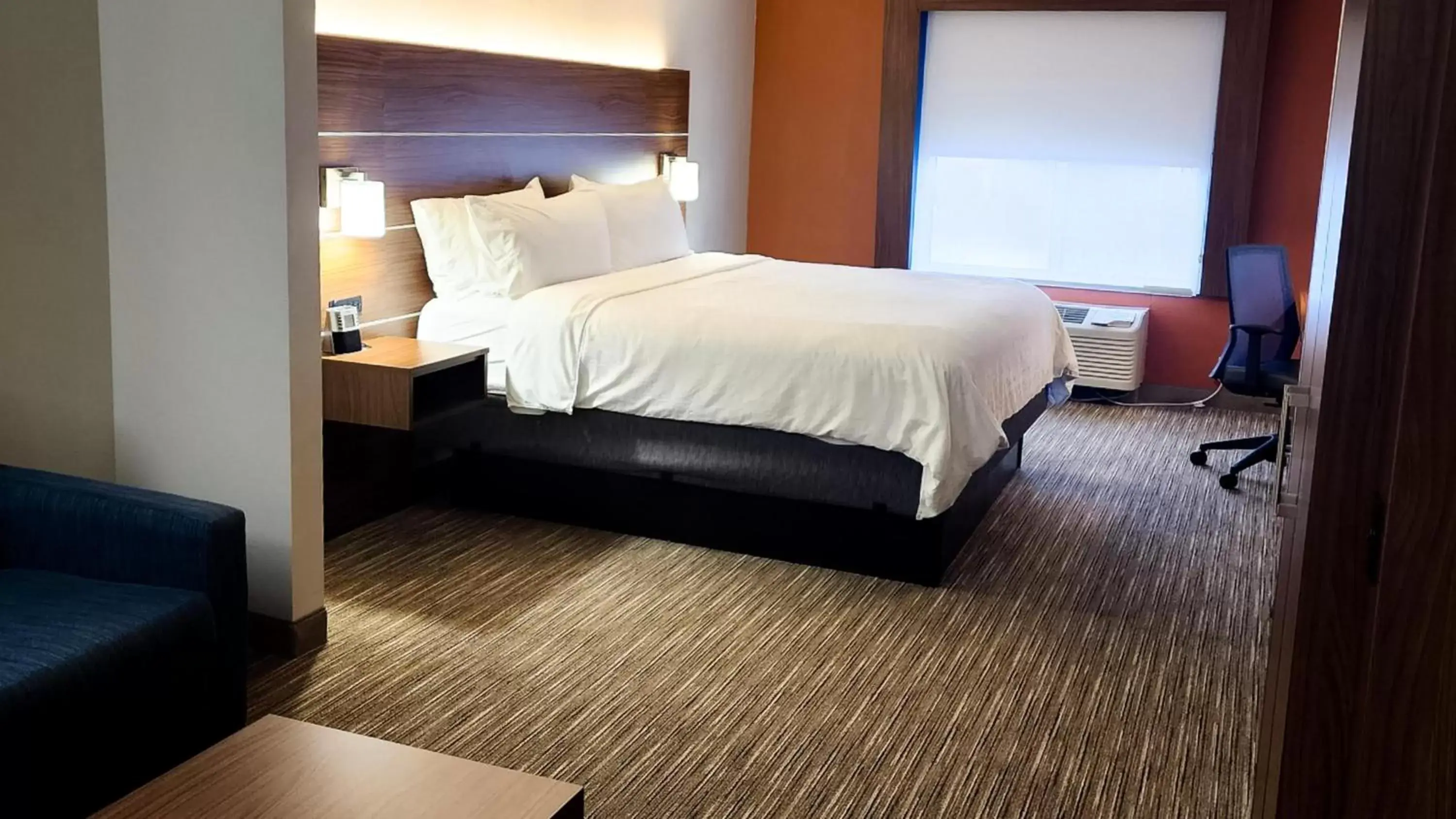 Photo of the whole room, Bed in Holiday Inn Express Hotel & Suites Chicago South Lansing, an IHG Hotel
