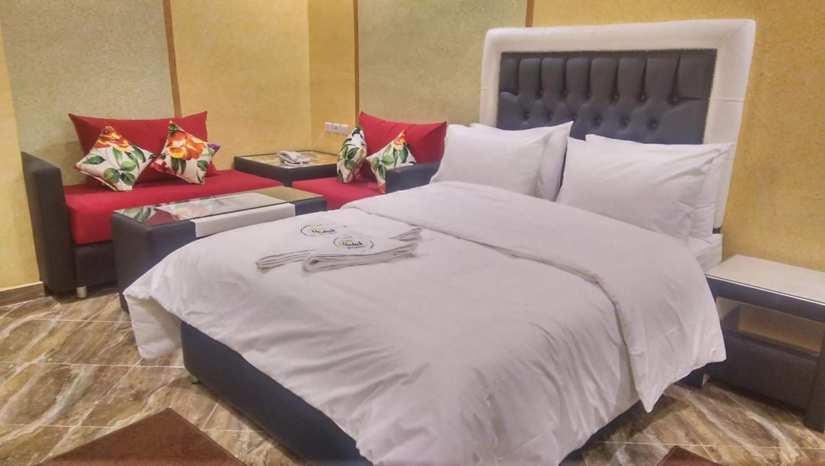 Bed in Hôtel Hadaik Ain Asserdoune