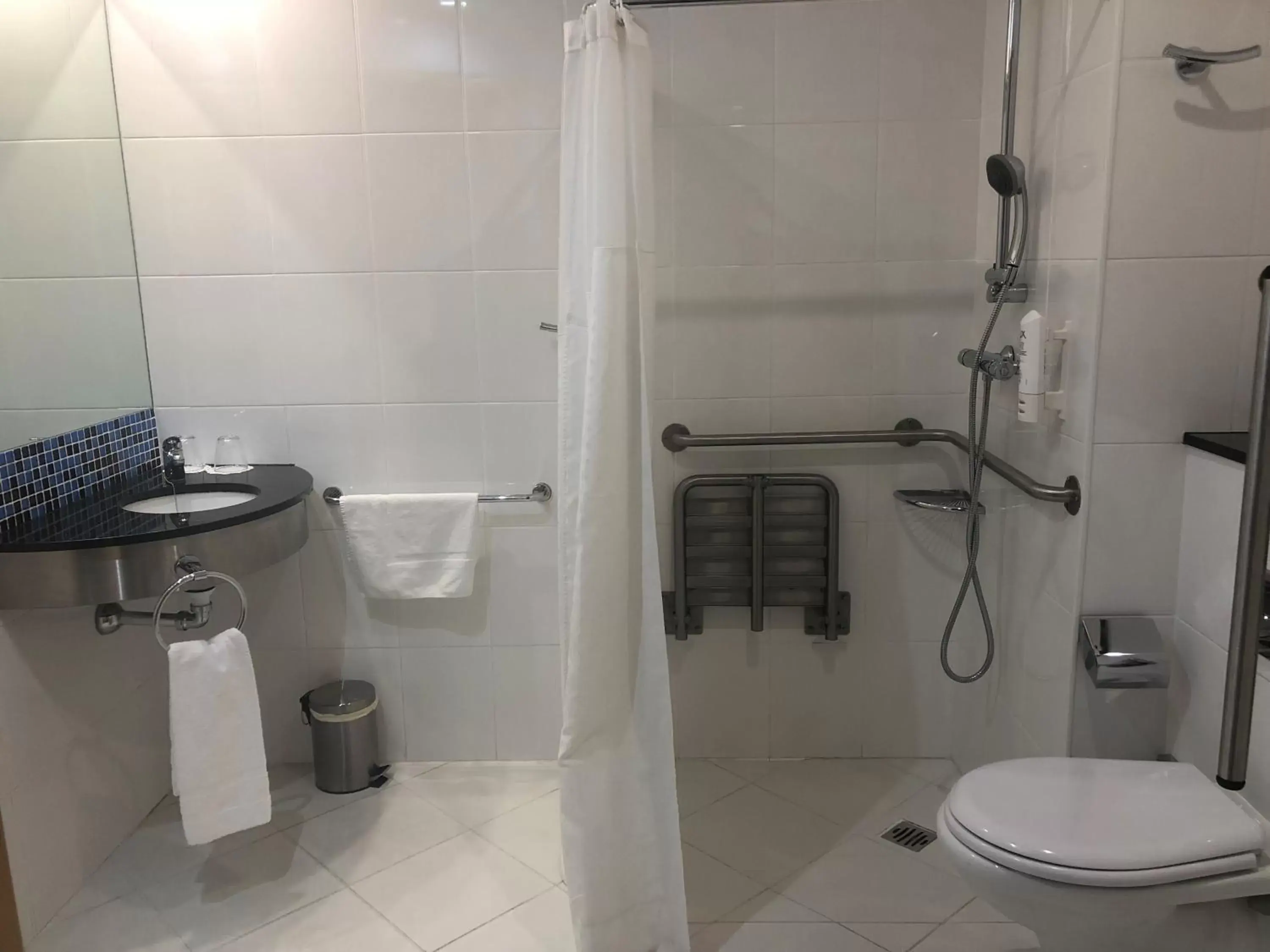Bathroom in Holiday Inn Express Vitoria