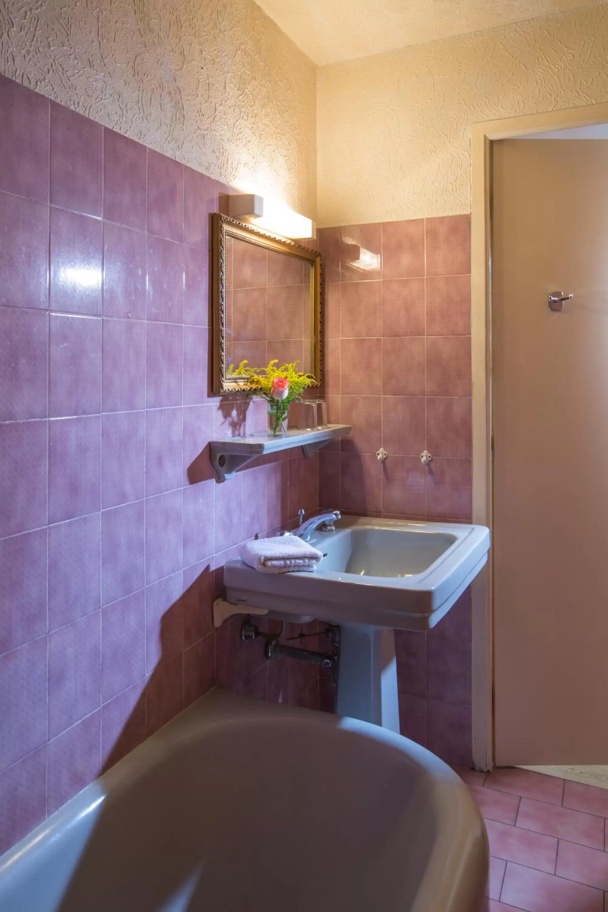 Property building, Bathroom in Hôtel Richelieu