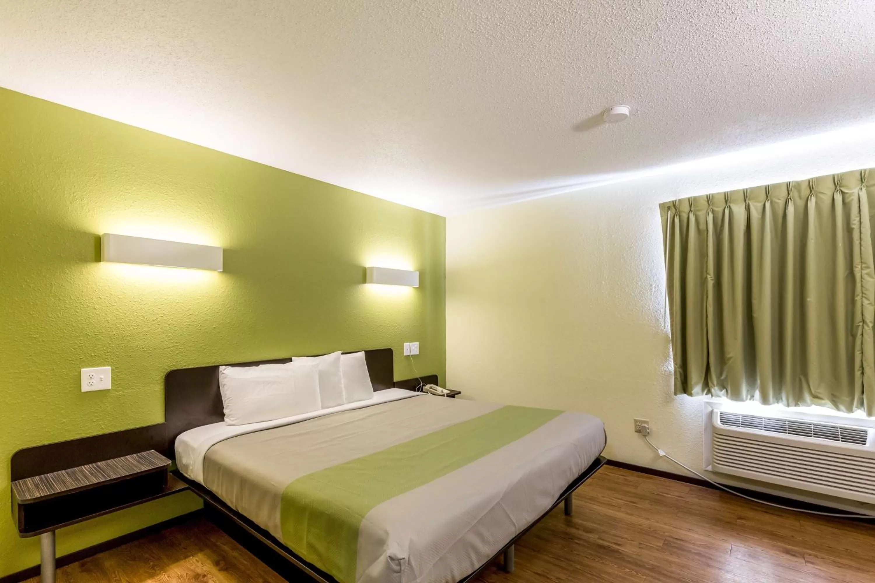 Photo of the whole room, Bed in Motel 6-Troy, IL