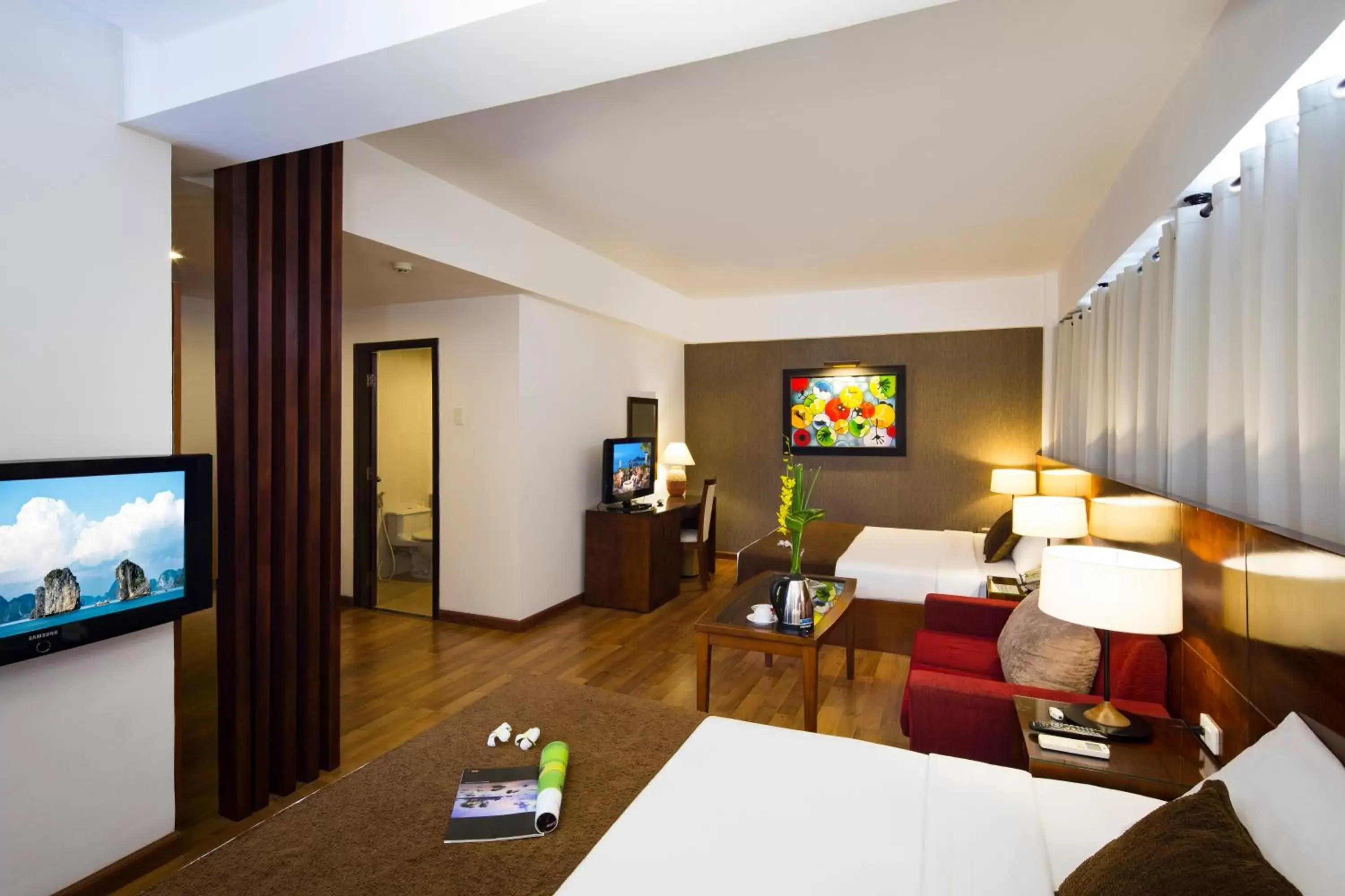 Bedroom, TV/Entertainment Center in Starlet Hotel