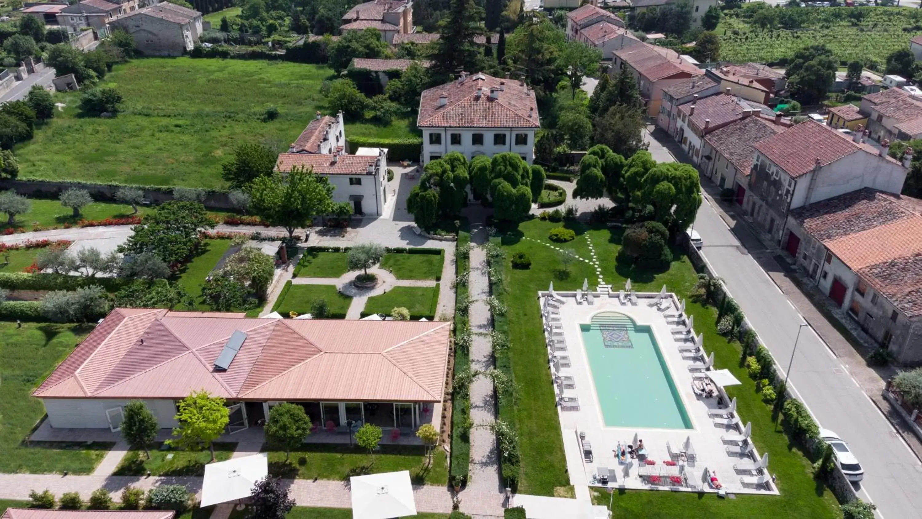 Swimming pool, Bird's-eye View in B&B Villa Nichesola