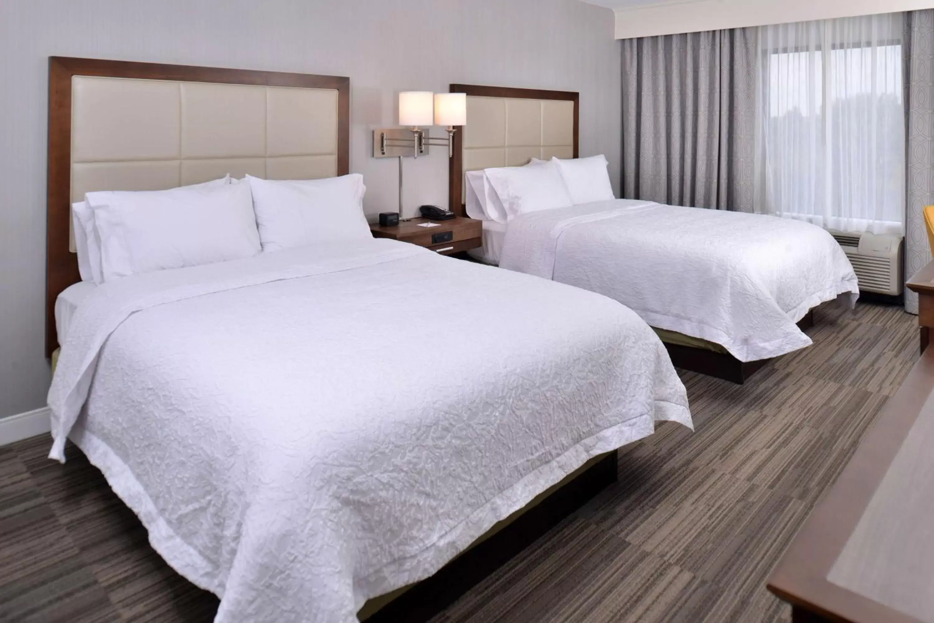 Bed in Hampton Inn & Suites Ann Arbor West