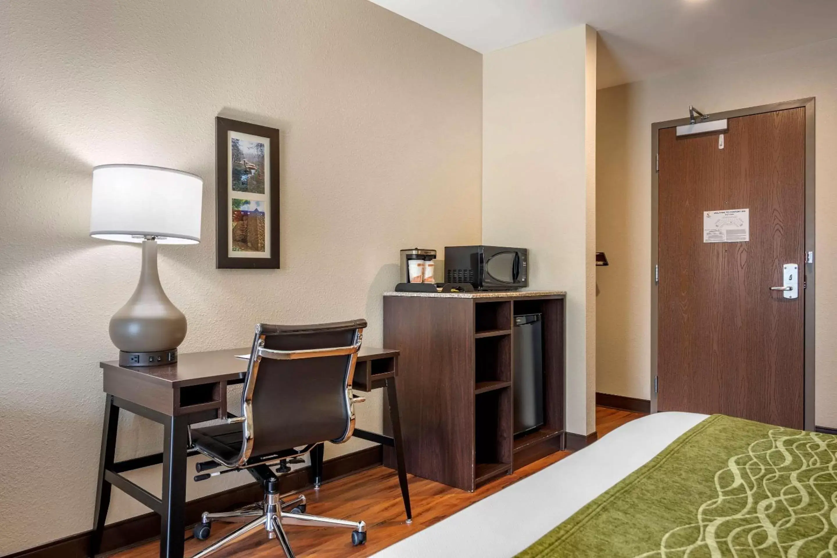 Bedroom, TV/Entertainment Center in Comfort Inn