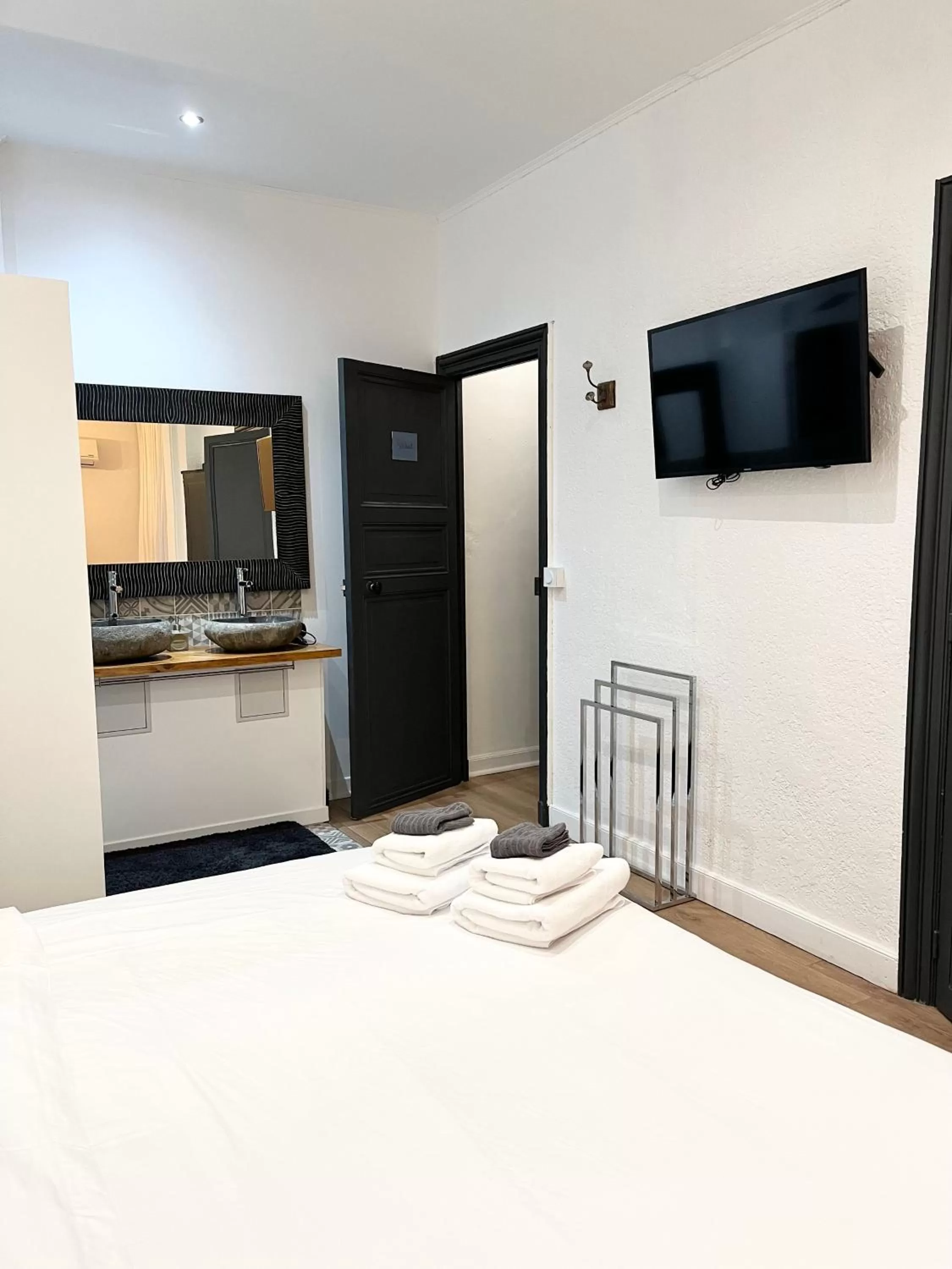 Bed, TV/Entertainment Center in SalutBB Chambre d'hote