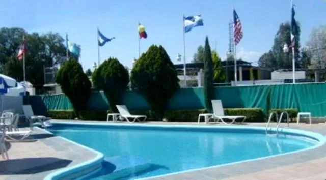 Swimming pool in Leo Hotel