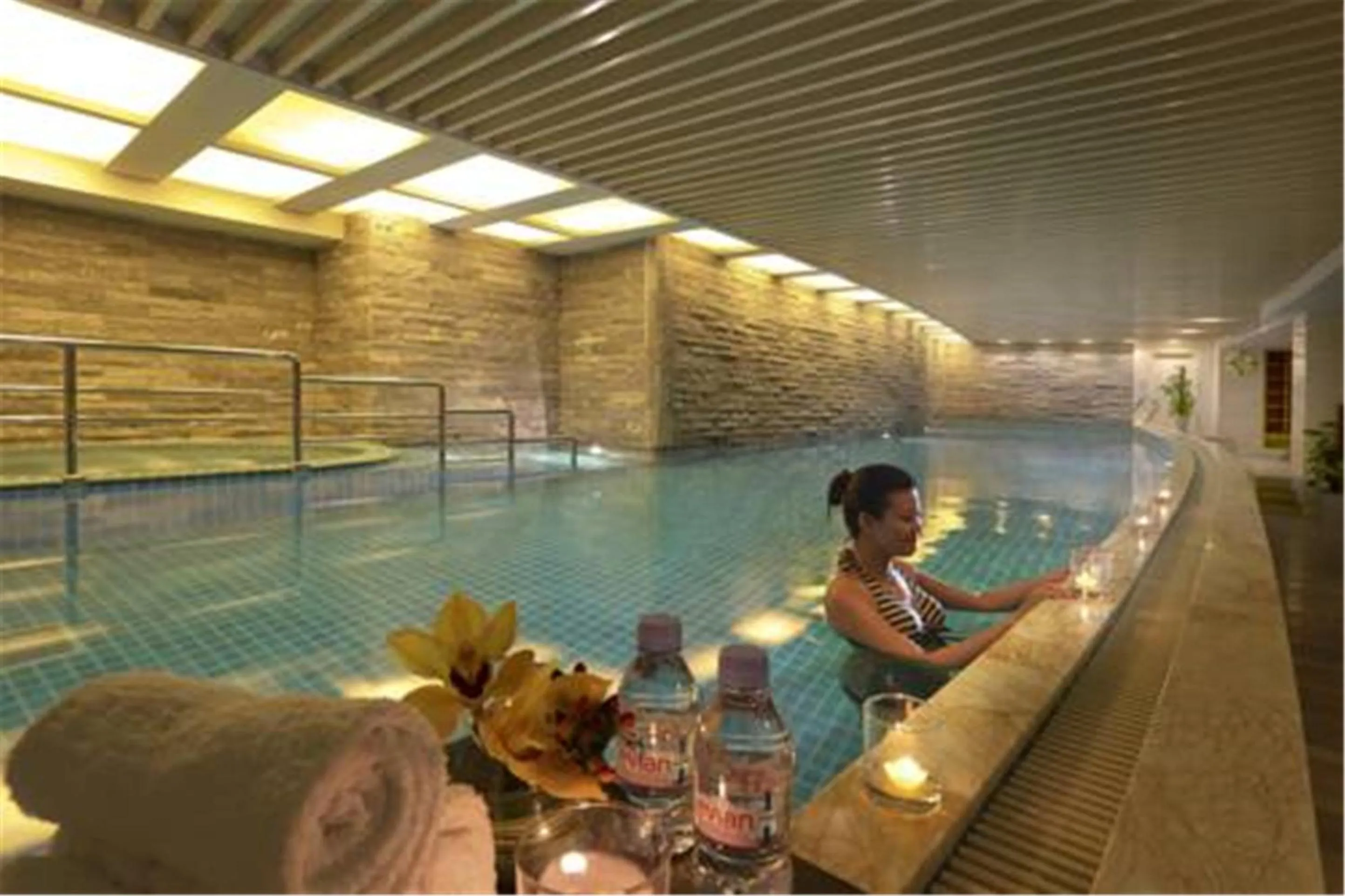 Swimming pool in Royal International Hotel Shanghai - Pudong International Airport