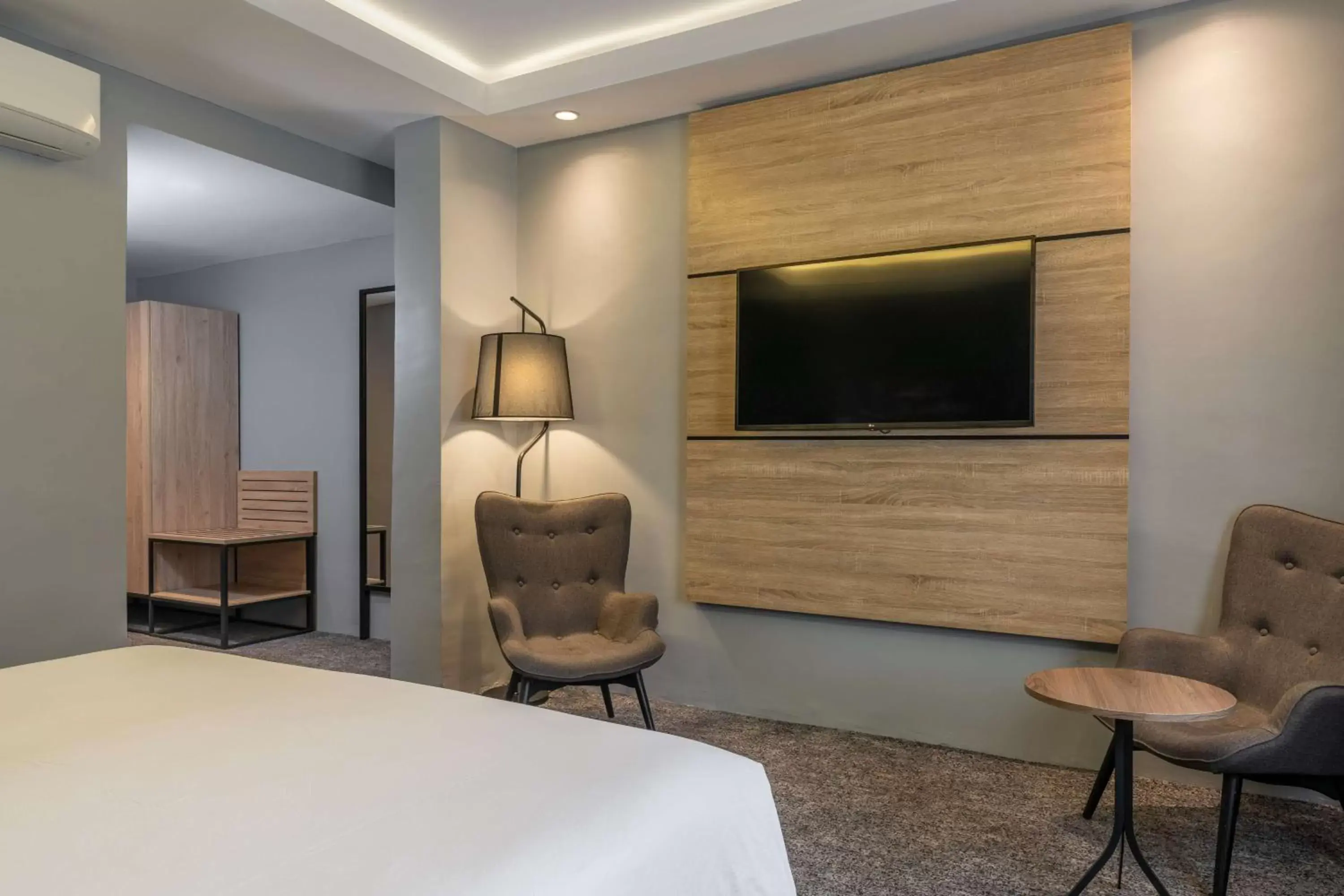 Photo of the whole room, TV/Entertainment Center in Park Inn by Radisson, Lagos Victoria Island