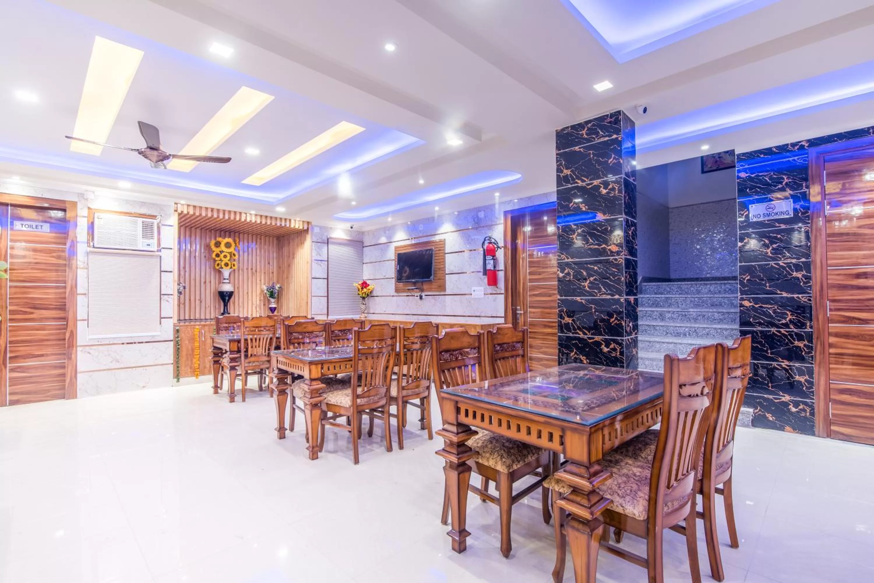 Communal lounge/ TV room in Hotel Festival Mahipalpur At Delhi Airport