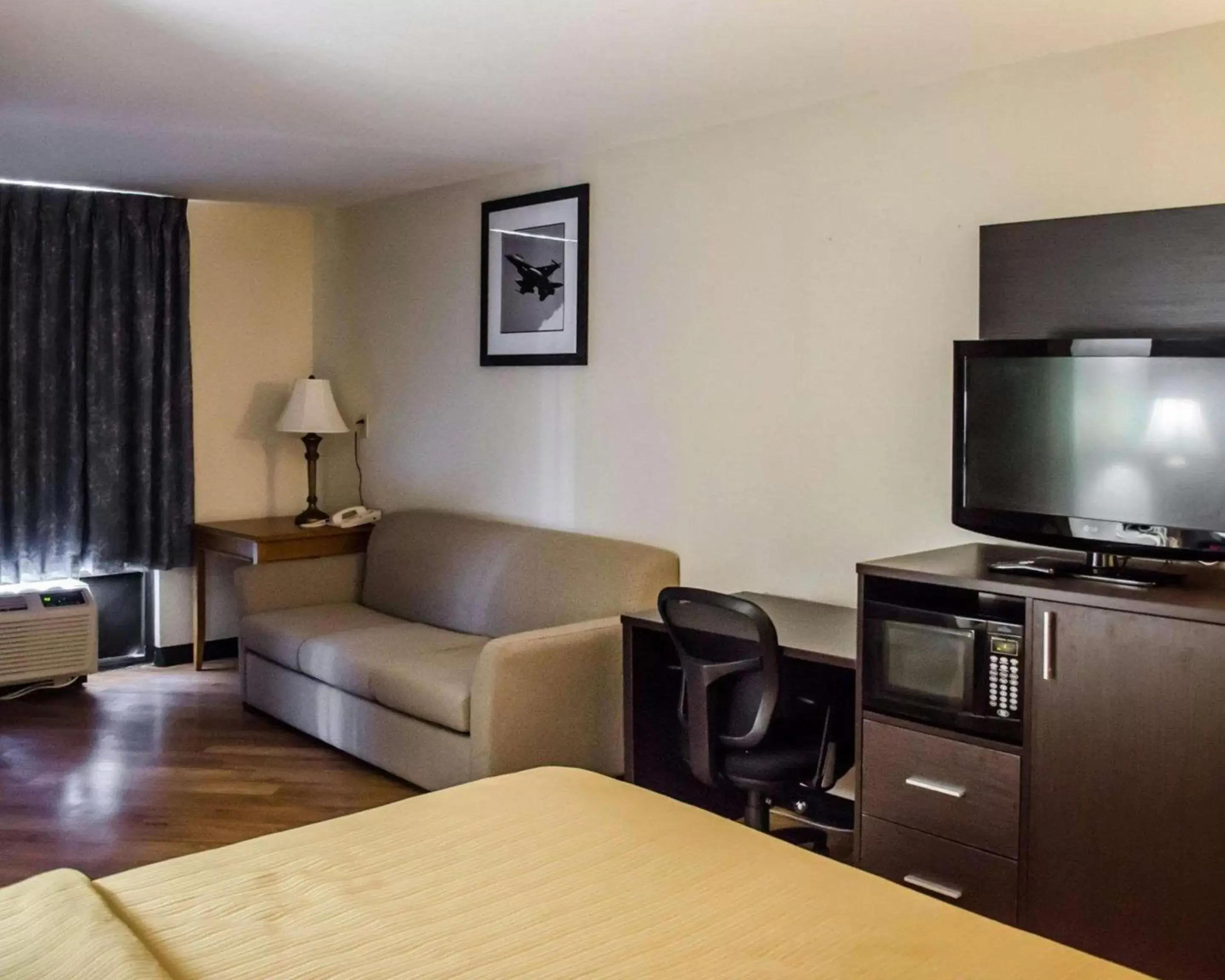 Photo of the whole room, TV/Entertainment Center in Quality Inn At Eglin AFB