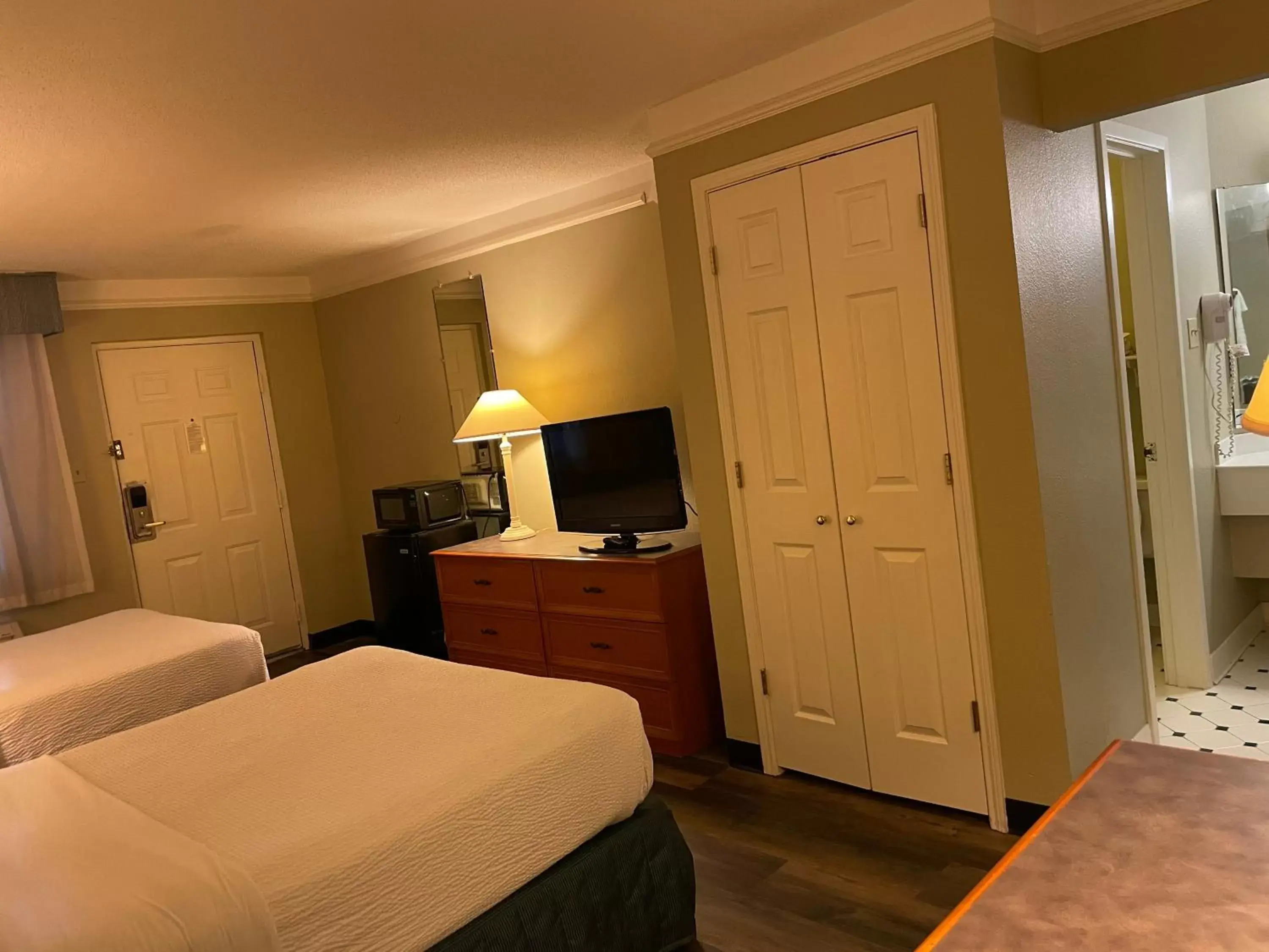 TV and multimedia, Bed in Travelodge by Wyndham Tuscaloosa