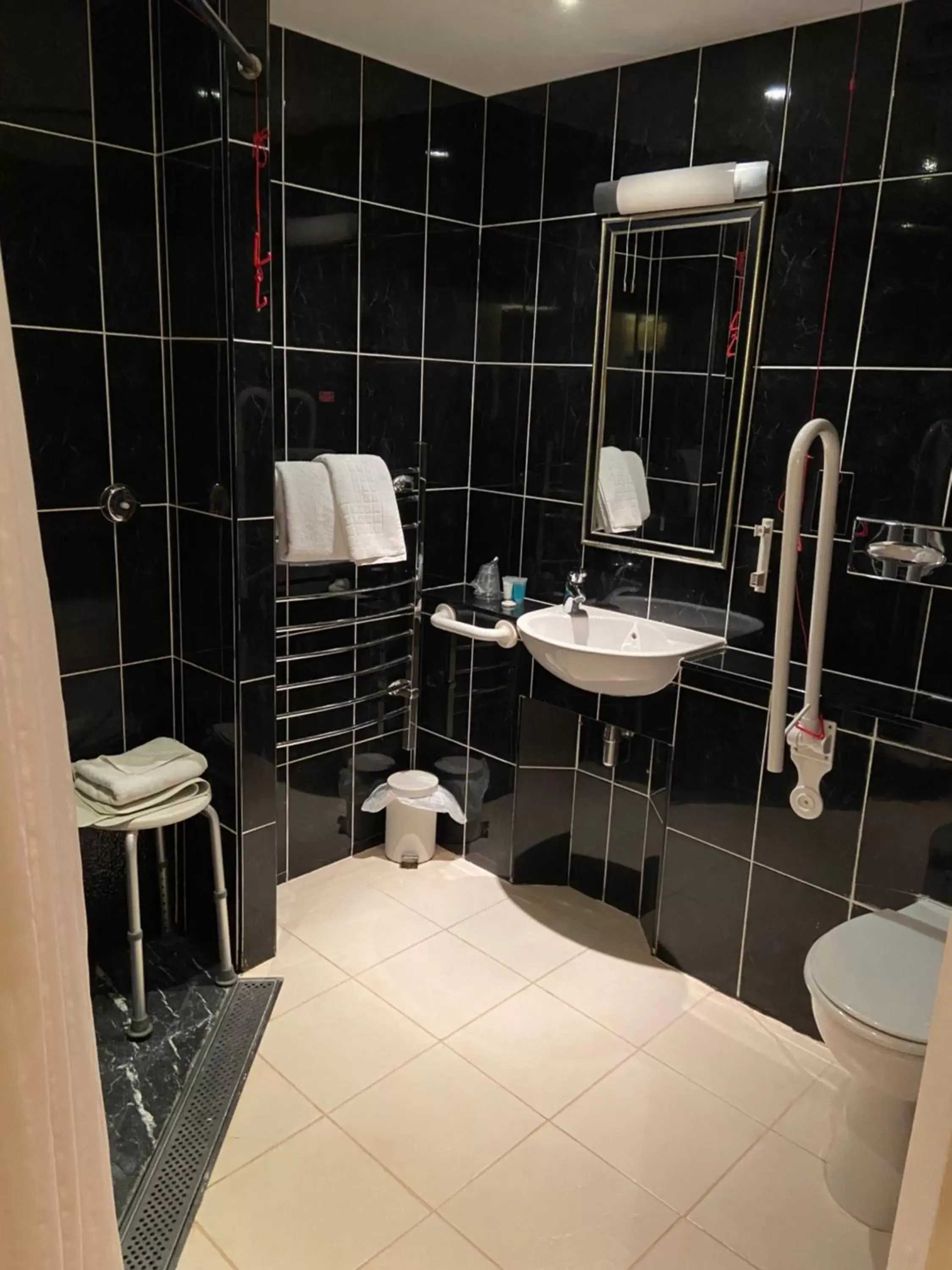 Bathroom in Caledonian Hotel