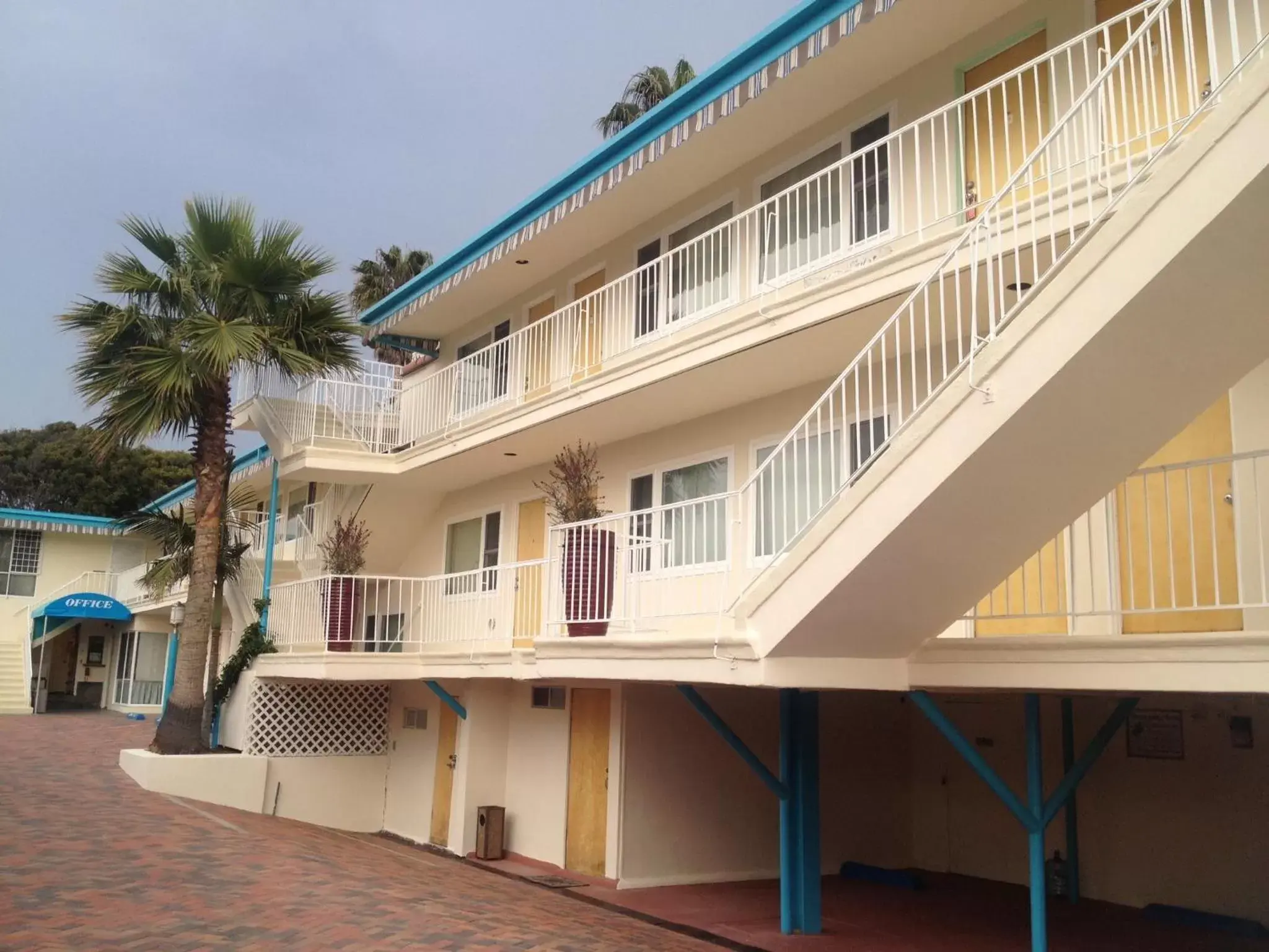 Facade/entrance, Property Building in Ocean Lodge Santa Monica Beach Hotel