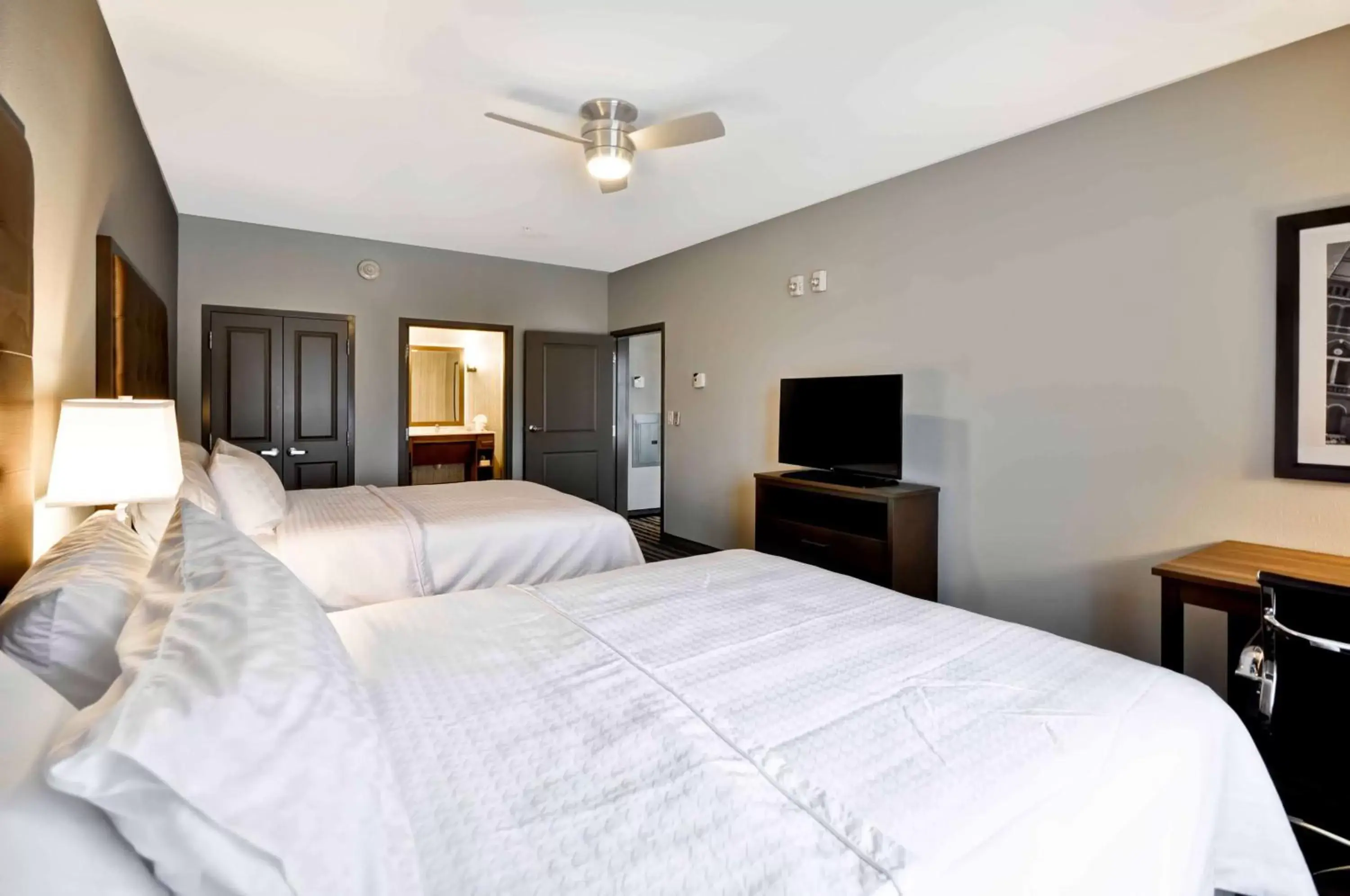 Bed in Homewood Suites by Hilton Cincinnati/West Chester