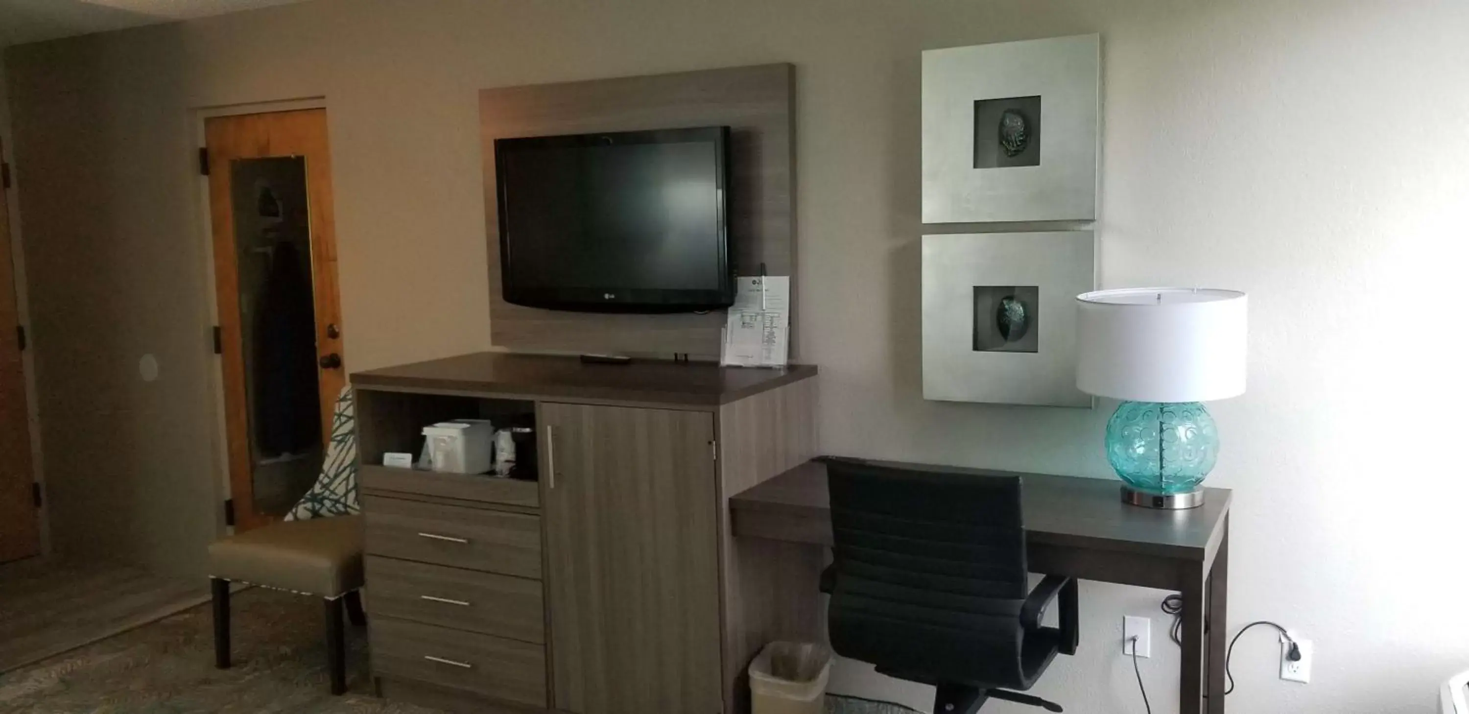 Photo of the whole room, TV/Entertainment Center in Best Western Intracoastal Inn