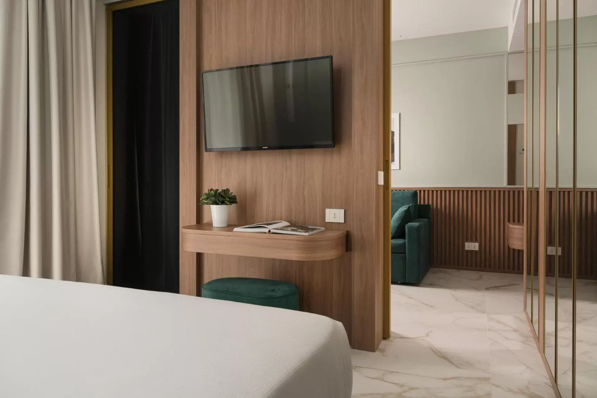 Bedroom, TV/Entertainment Center in Parioli Hotel Rimini