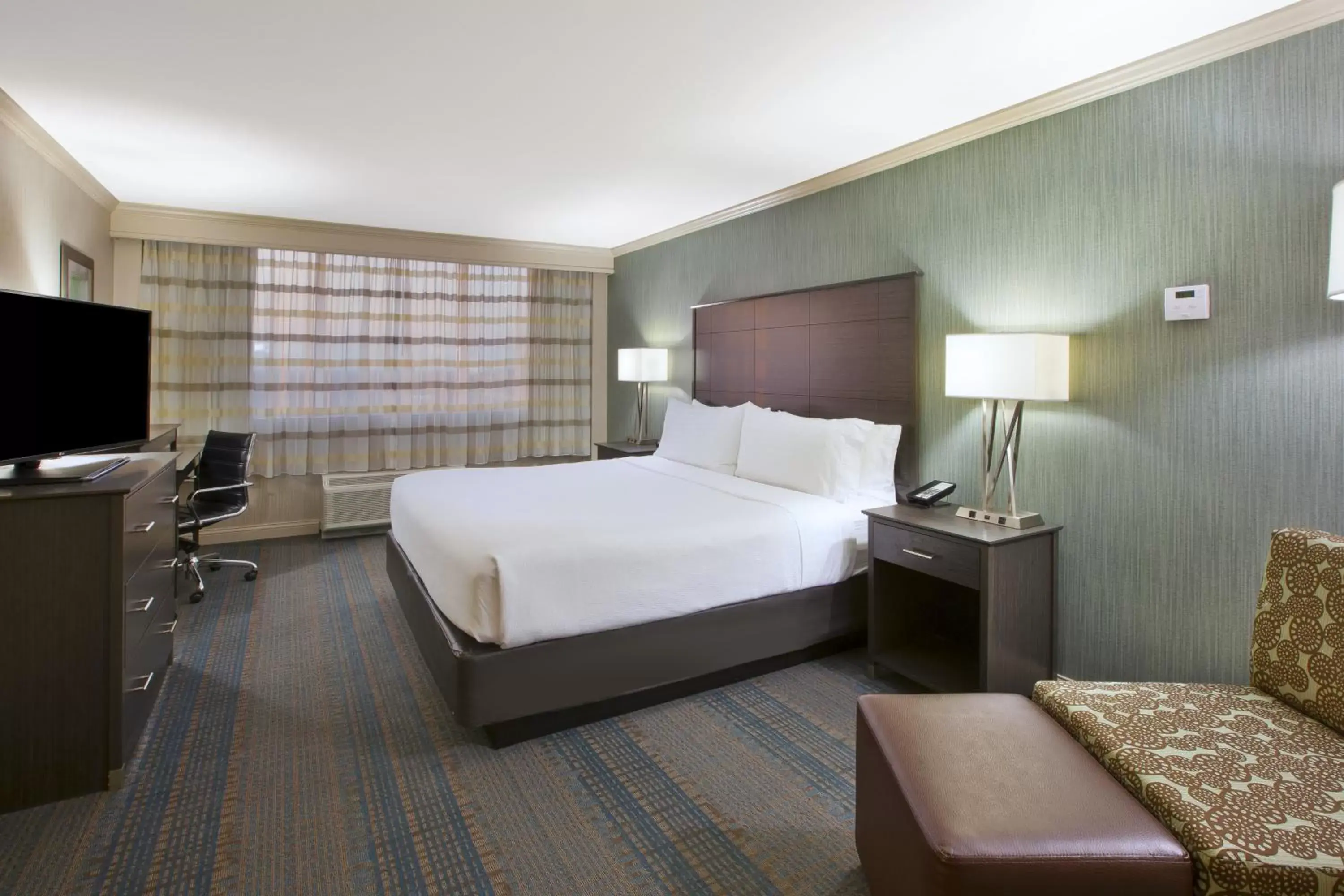 Photo of the whole room, Bed in Holiday Inn Columbus Dwtn-Capitol Square, an IHG Hotel