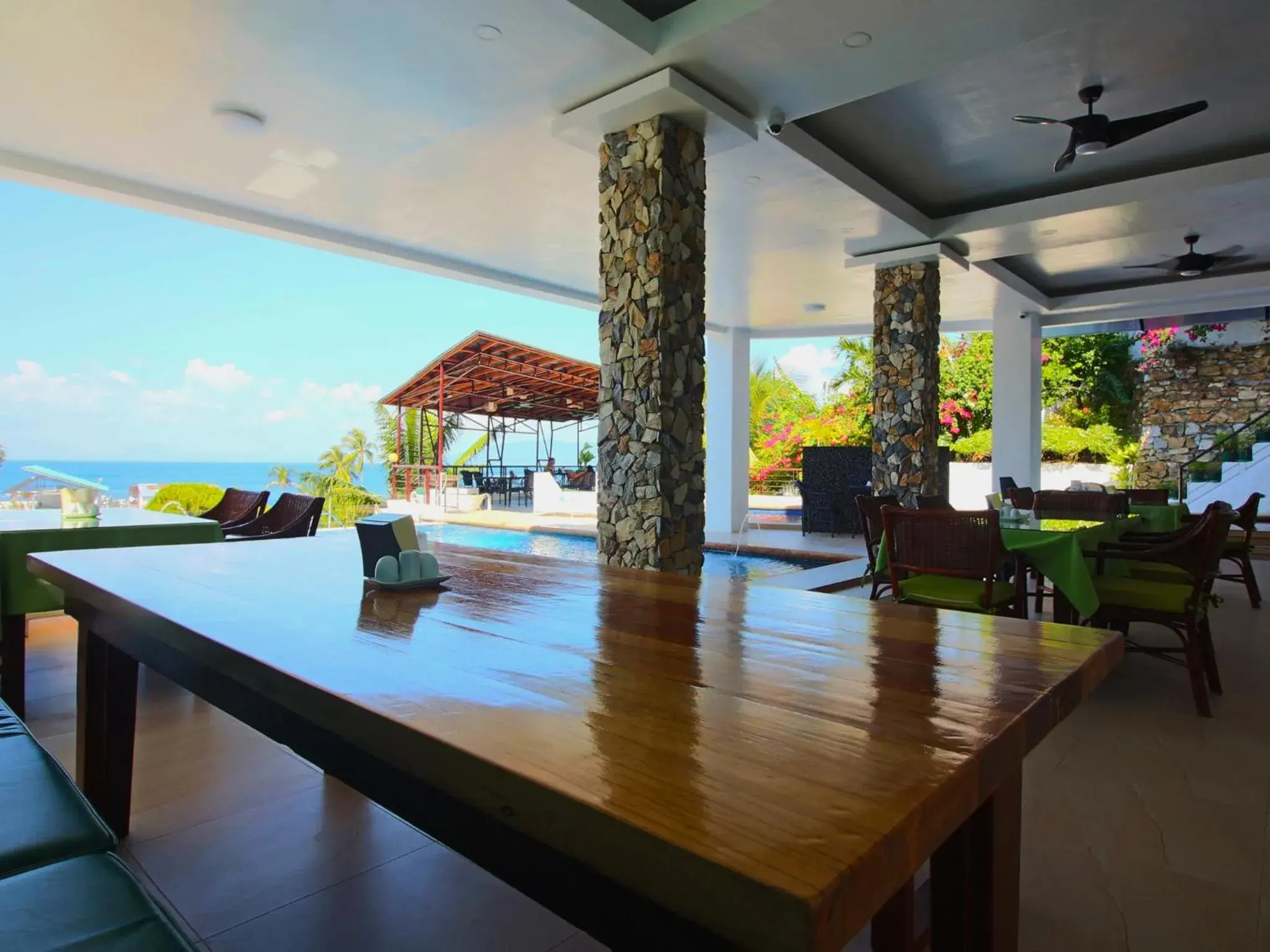 Restaurant/places to eat in Manarra Sea View Resort