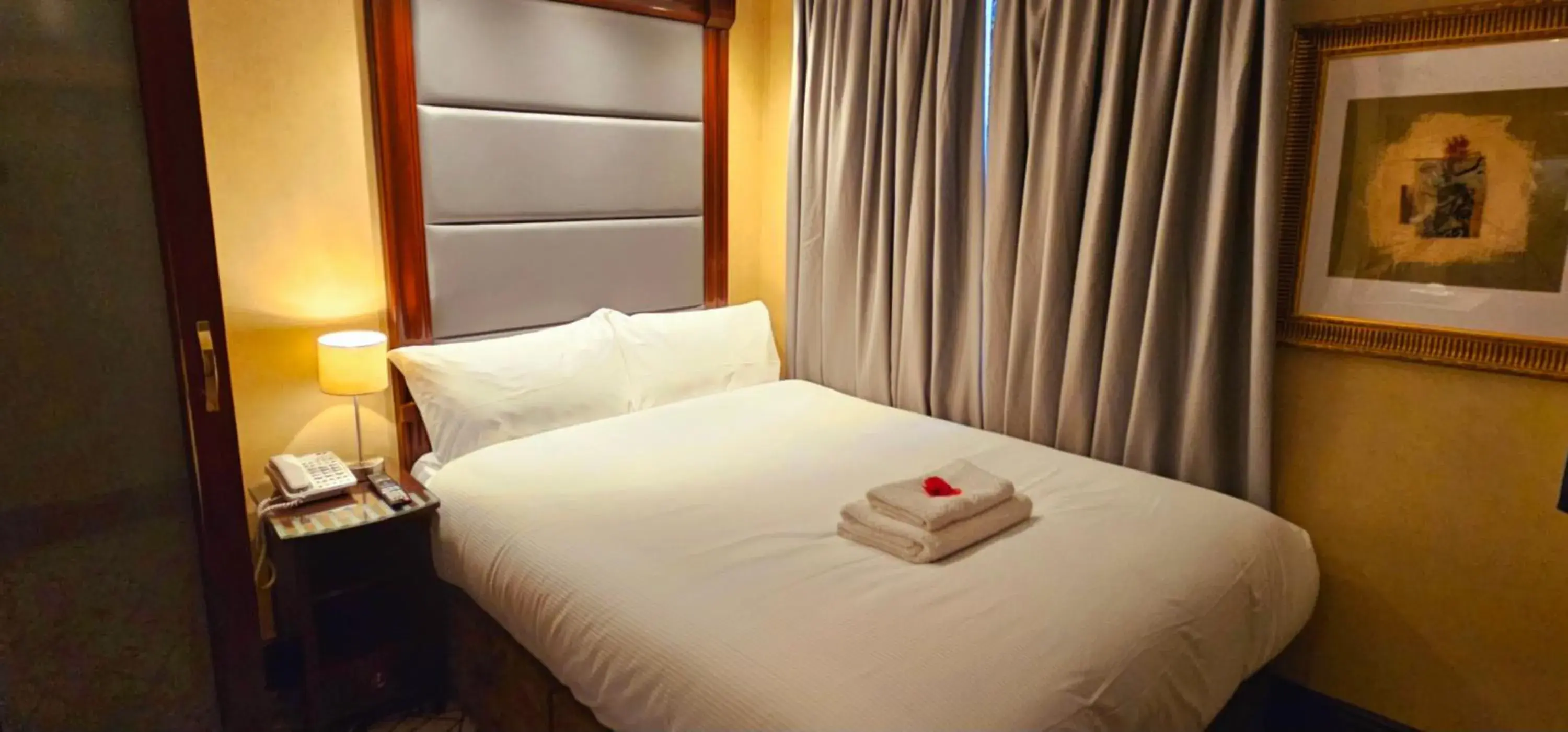 Photo of the whole room, Bed in Hyde Park International - Member of Park Grand London
