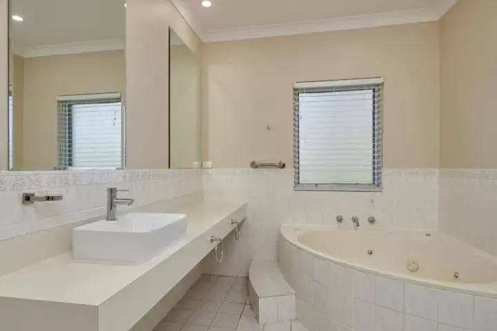 Bathroom in Australian Homestead Motor Lodge