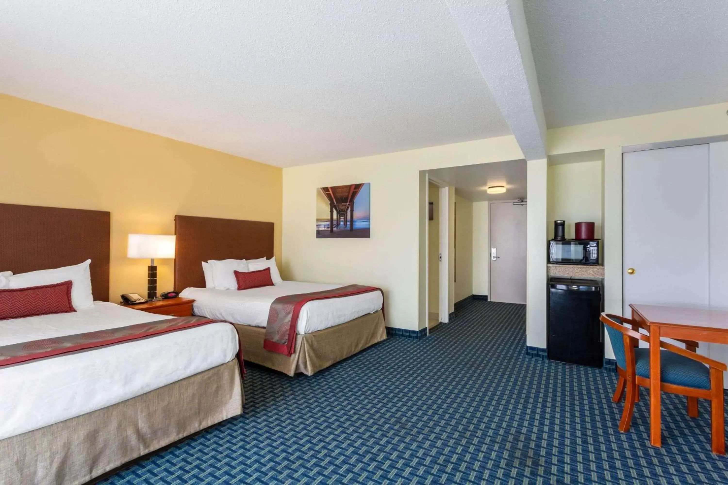 Photo of the whole room, Bed in Ramada Plaza by Wyndham Virginia Beach