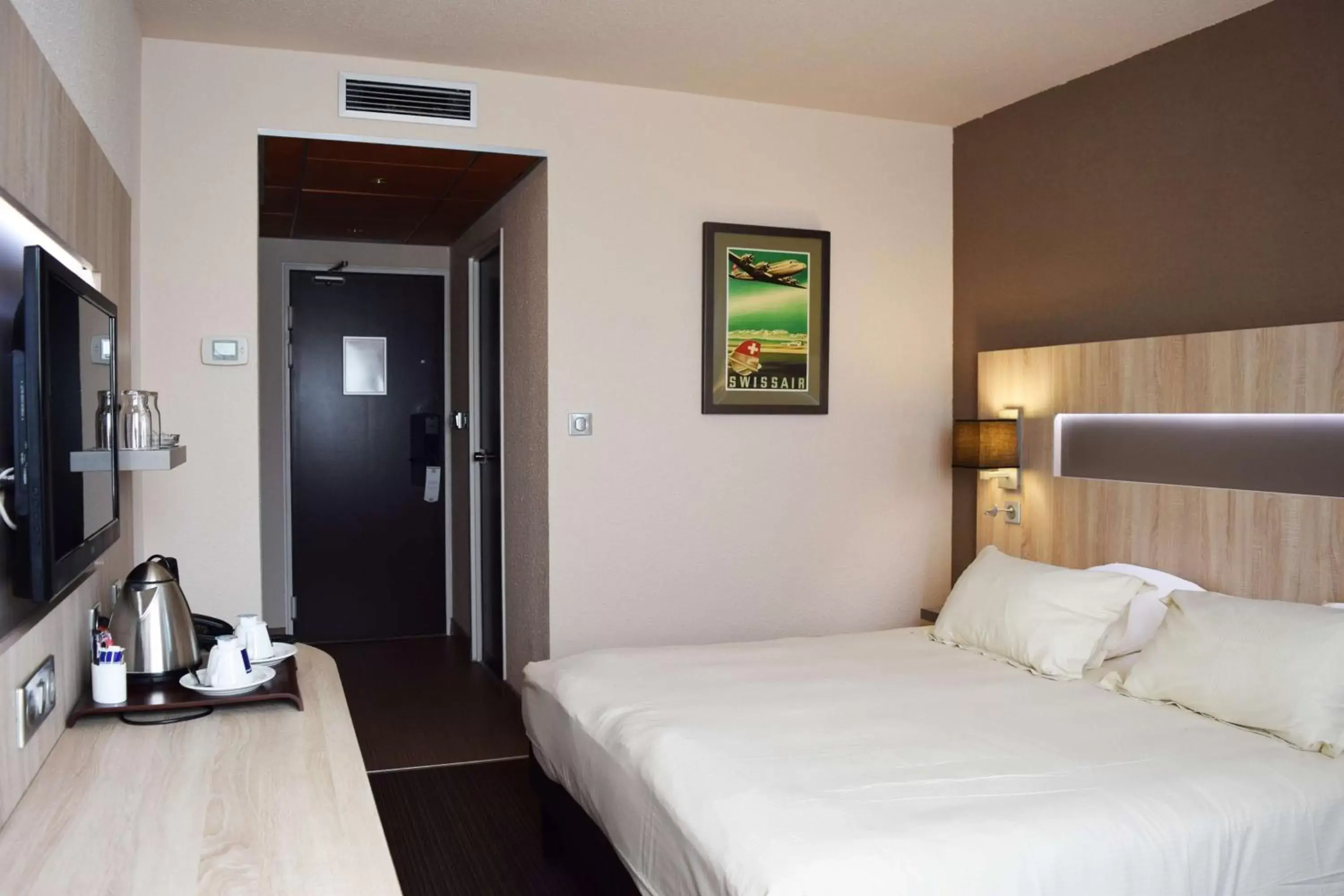 Photo of the whole room, Bed in Best Western Marseille Aeroport