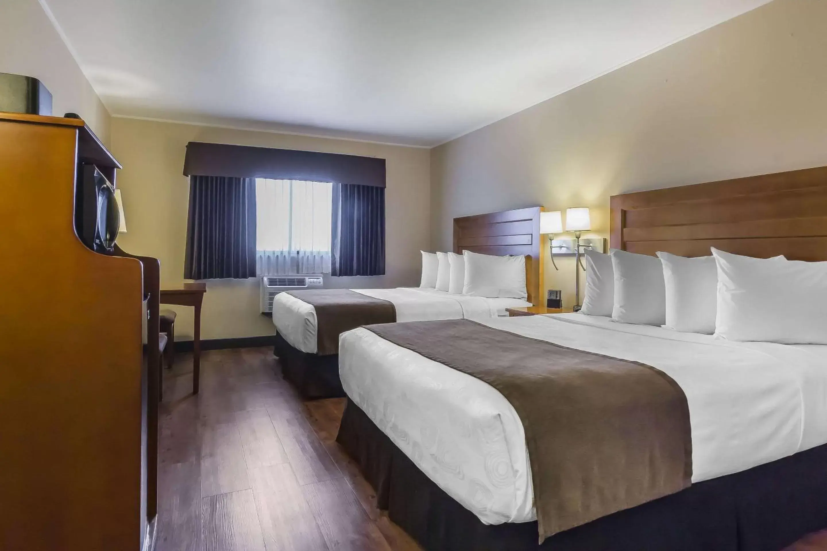 Photo of the whole room, Bed in Quality Inn & Suites Saskatoon