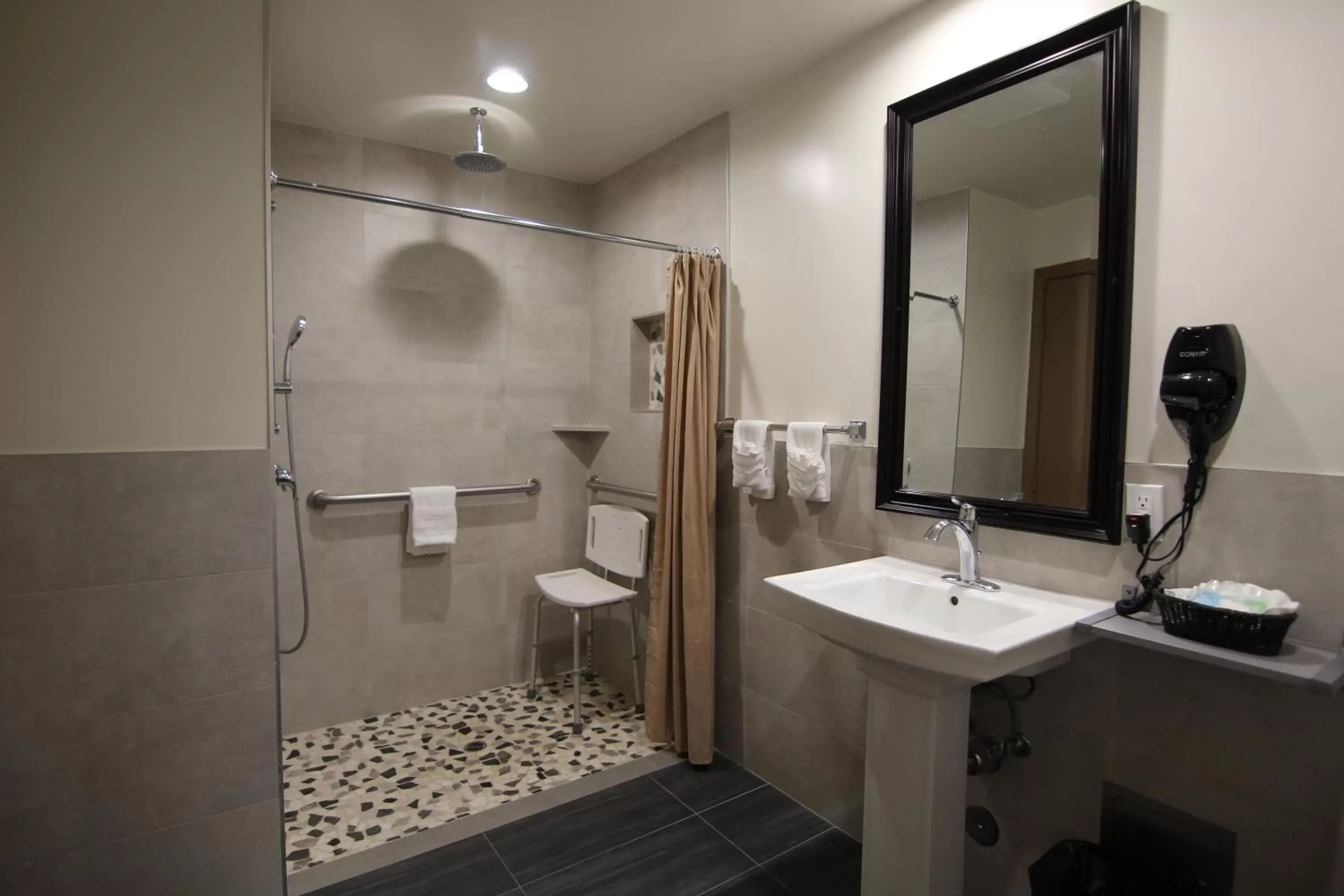 Shower, Bathroom in Dunes Inn - Wilshire