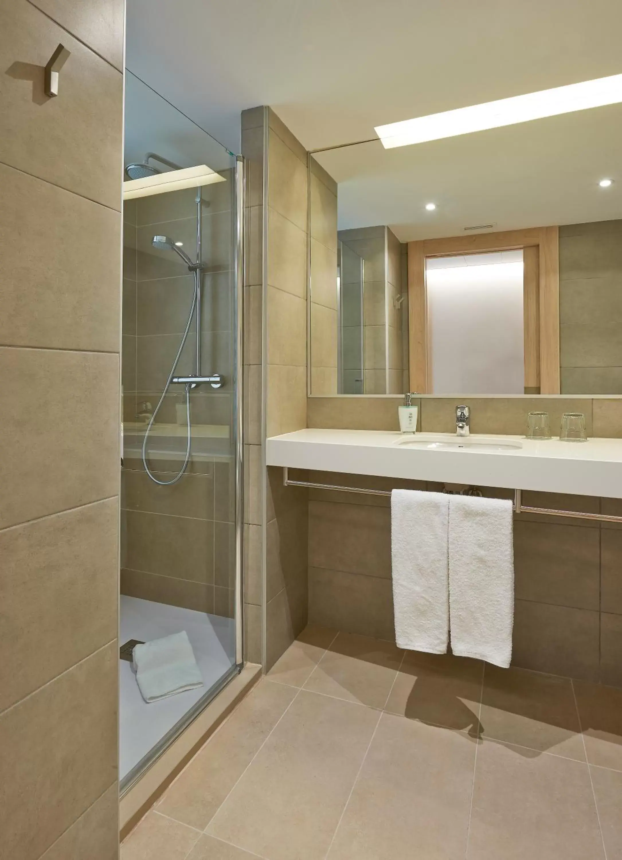 Shower, Bathroom in Hotel Omnium