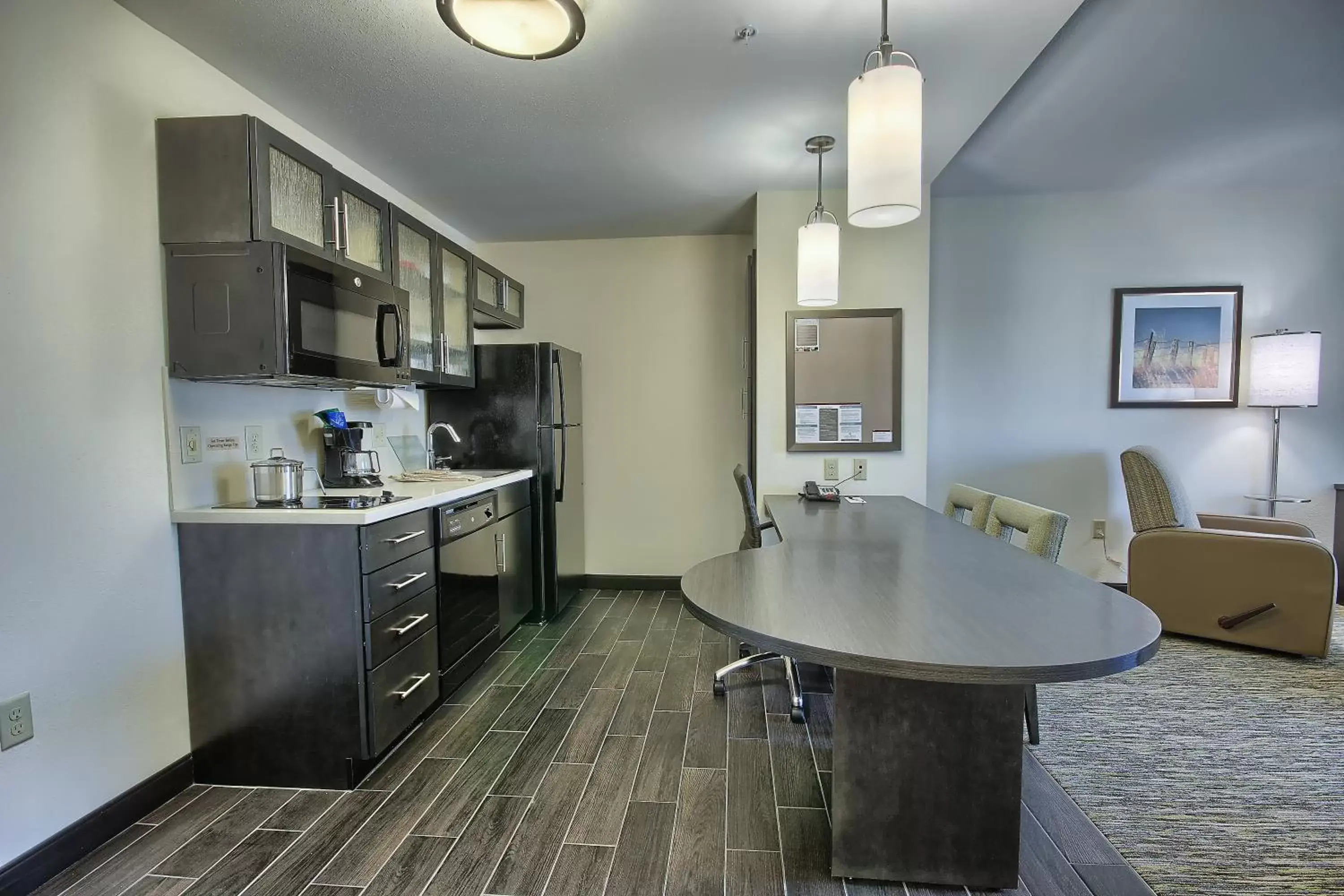 Photo of the whole room, Kitchen/Kitchenette in Candlewood Suites Columbus - Grove City, an IHG Hotel